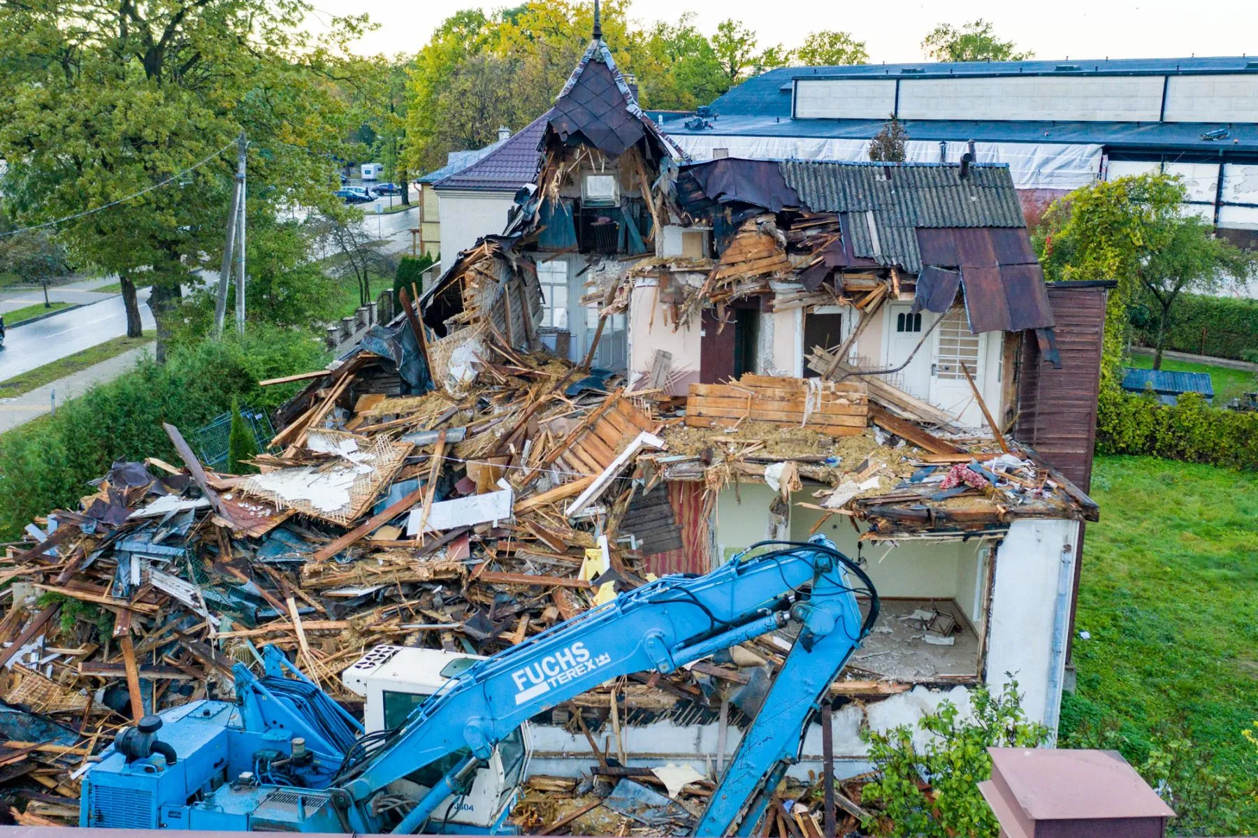 Perkūno alėjoje griaunamas namas