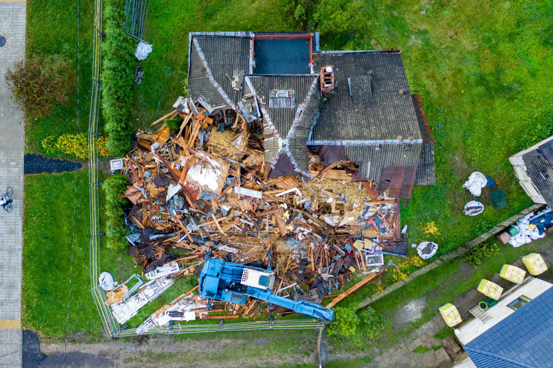 Perkūno alėjoje griaunamas namas