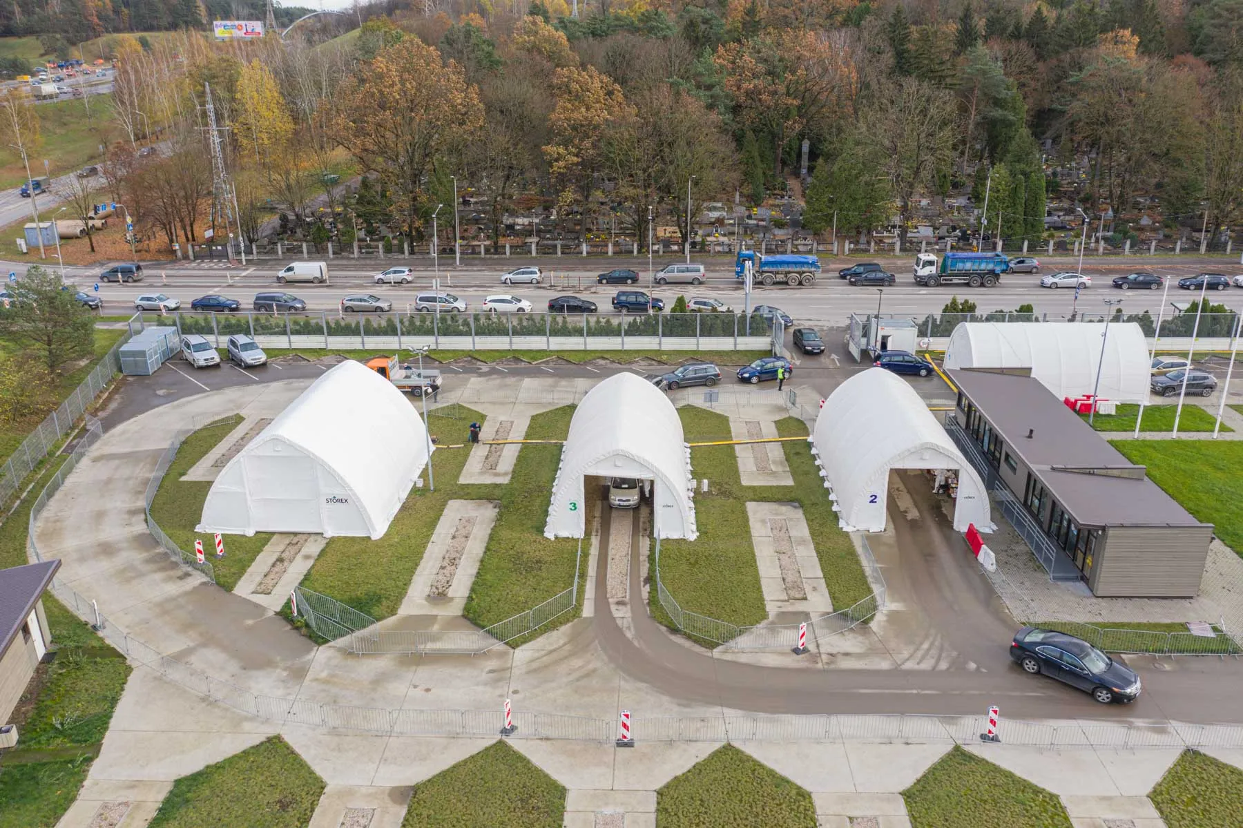Automobilių eilė prie koronaviruso patikros punkto