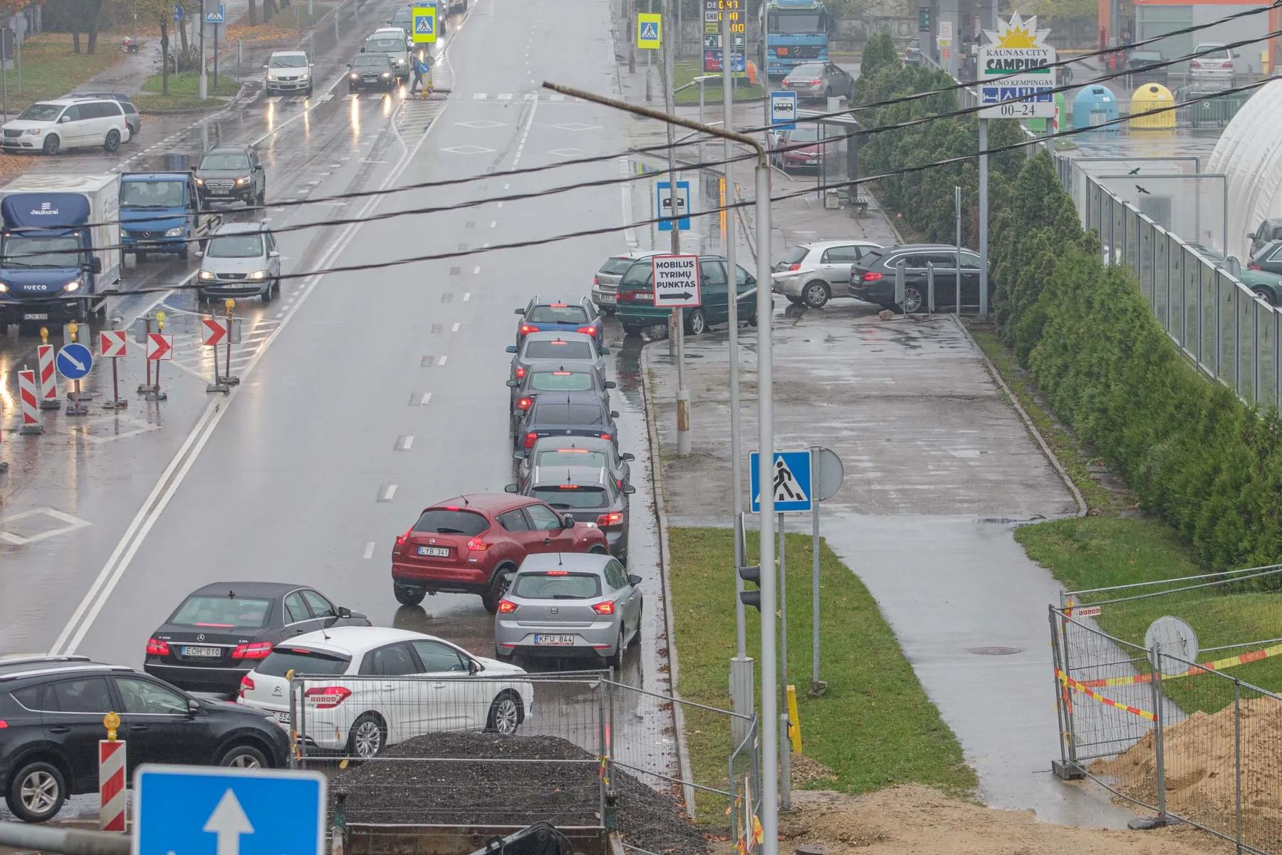 Automobilių eilė prie mobilaus koronoviruso patikros punkto