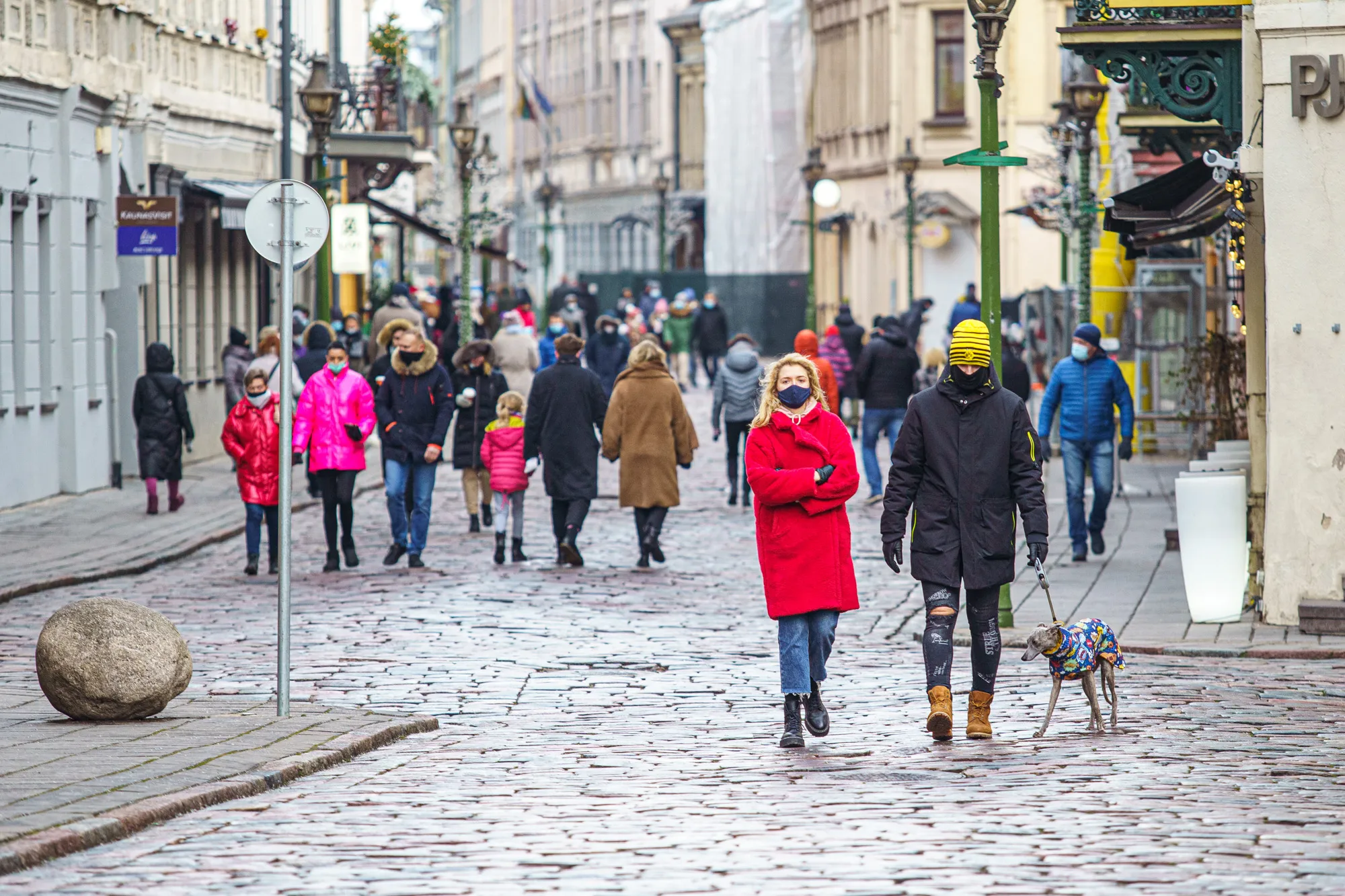 Karantinas, kaukės, žmonės, susibūrimas, Rotušės aikštė, eglė, senamiestis