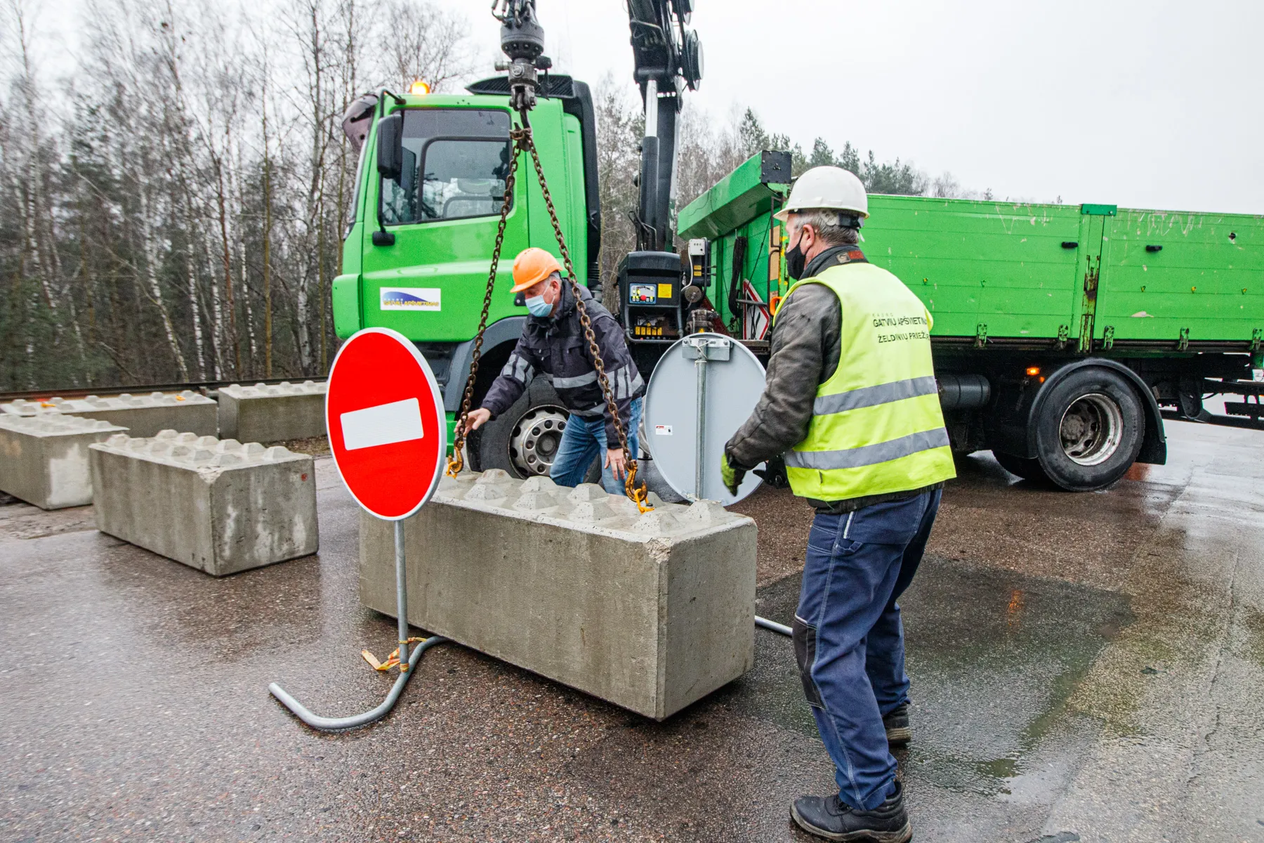Postas, blokas, blokata, užtvara, užkarta, stop, plyta, įvažiavimas