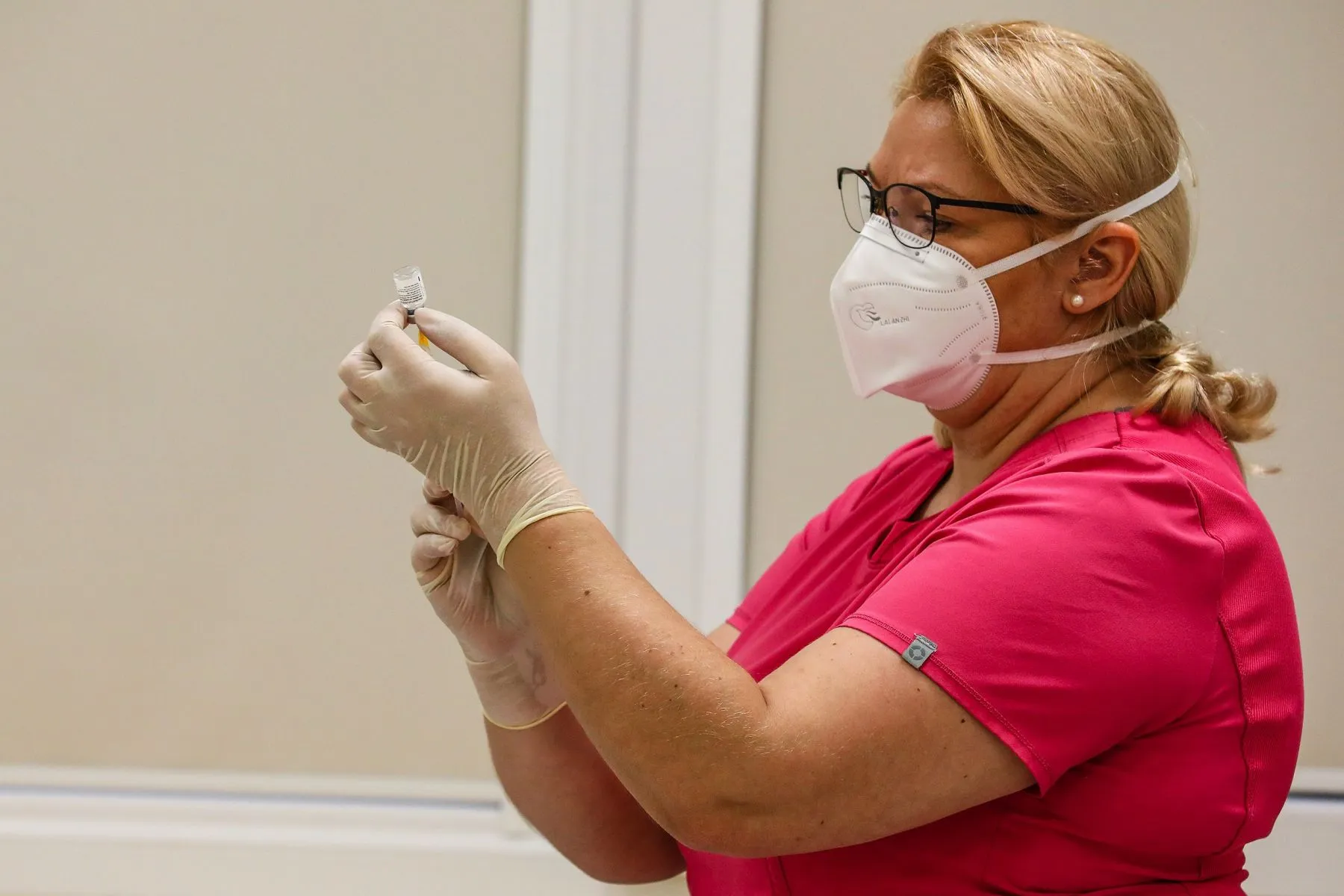 Pirma COVID-19 vakcina, skiepai