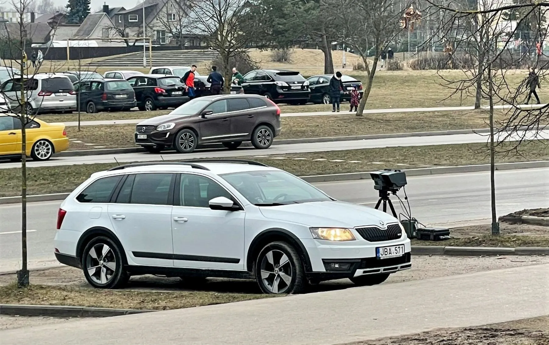 „Škoda Octavia“, nežymėti policijos automobiliai, trikojai