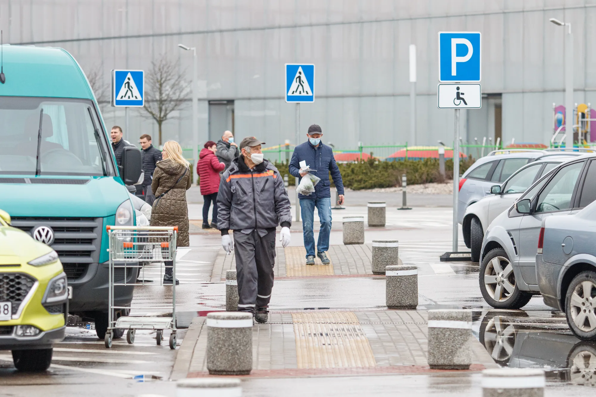 Žmonės perkasi didžiuosiuose prekybos centruose