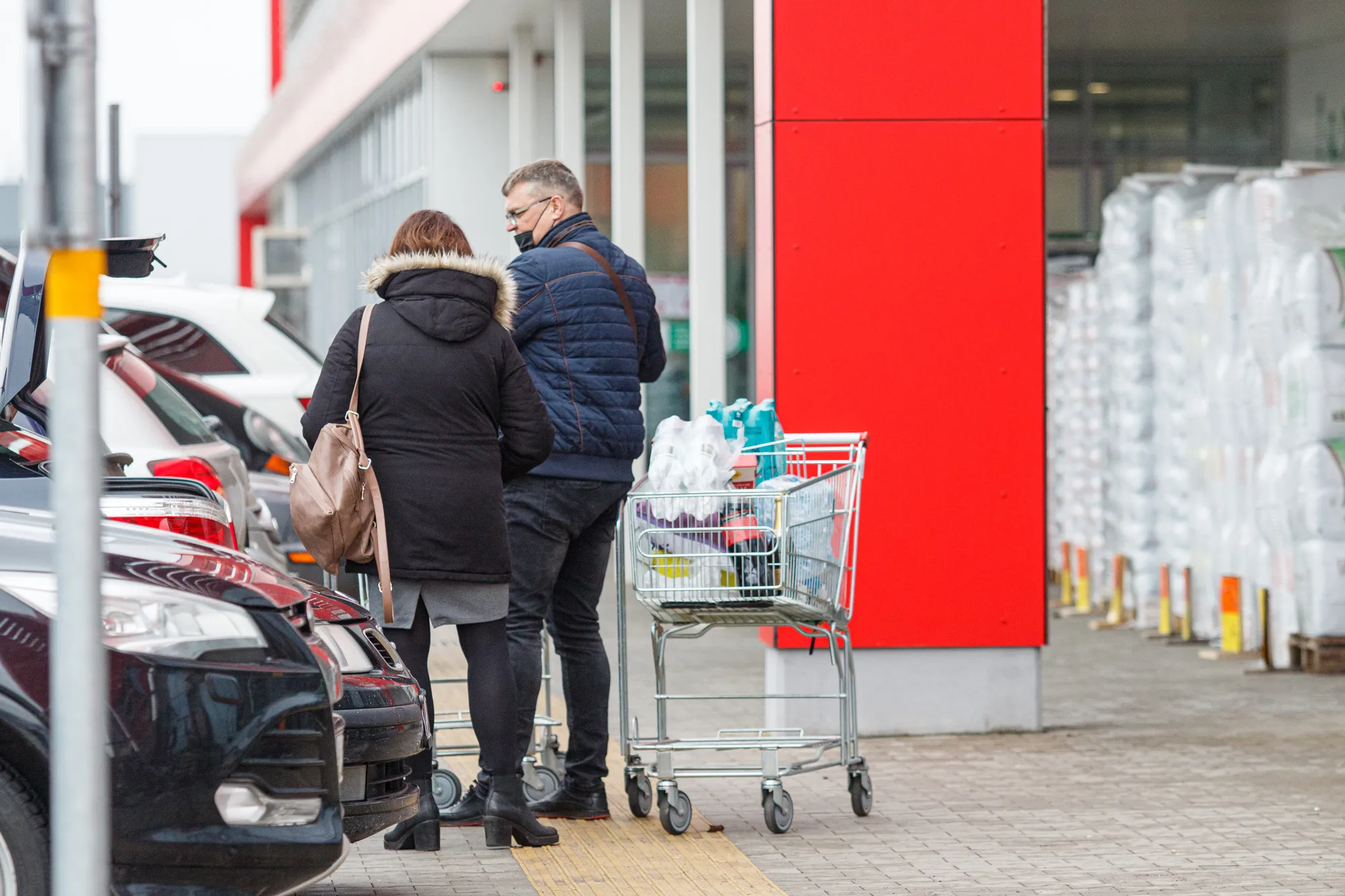Žmonės perkasi didžiuosiuose prekybos centruose