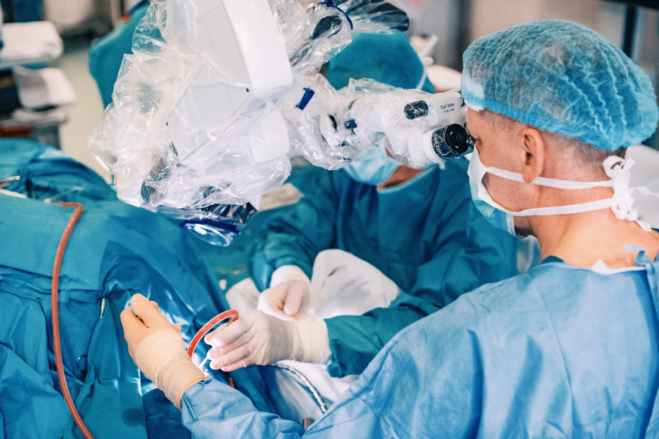 Smegenų operacija, Kauno klinikos, gydytojai