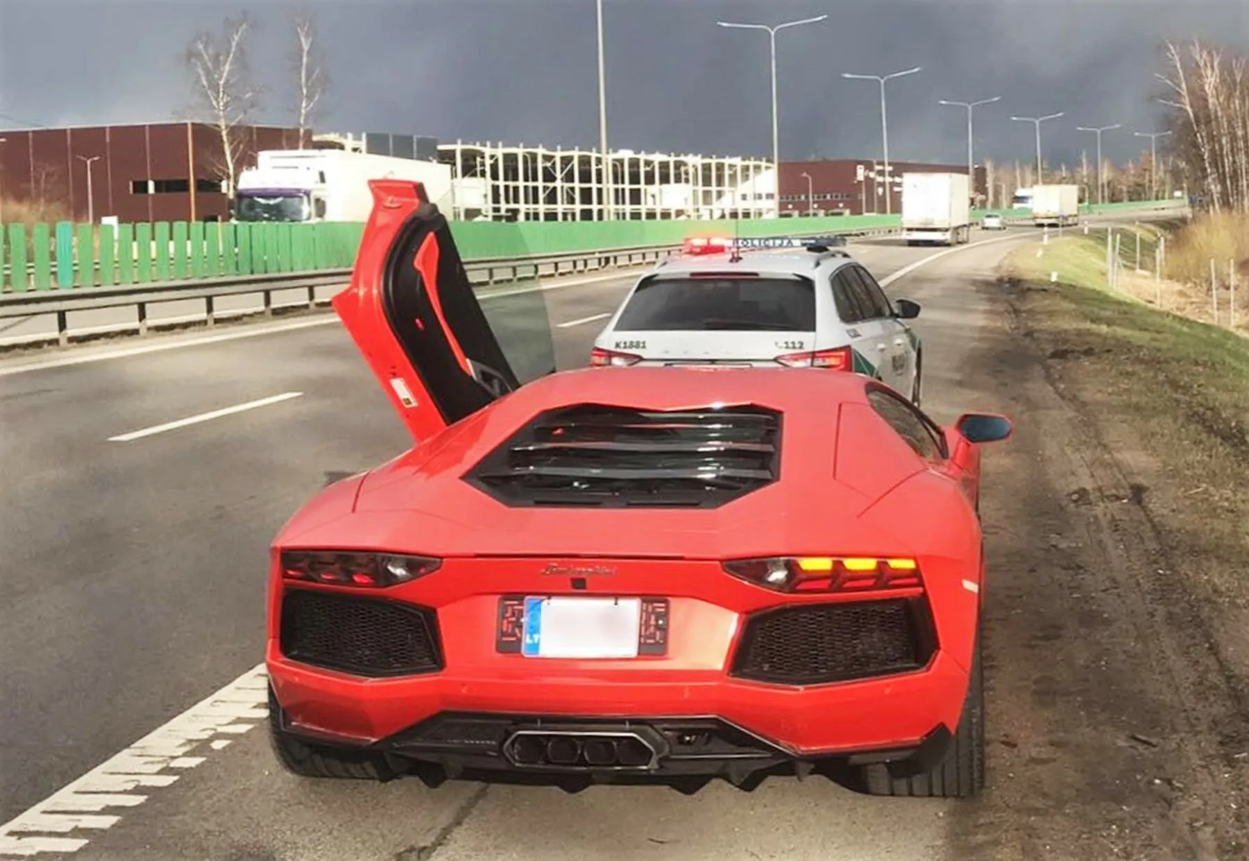 Kelyje Kaunas-Klaipėda sustabdytas „Lamborghini“