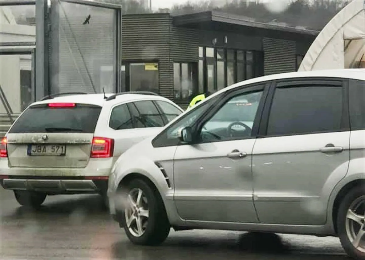 Nežymėta policijos „Škoda“ mobiliame patikros punkte