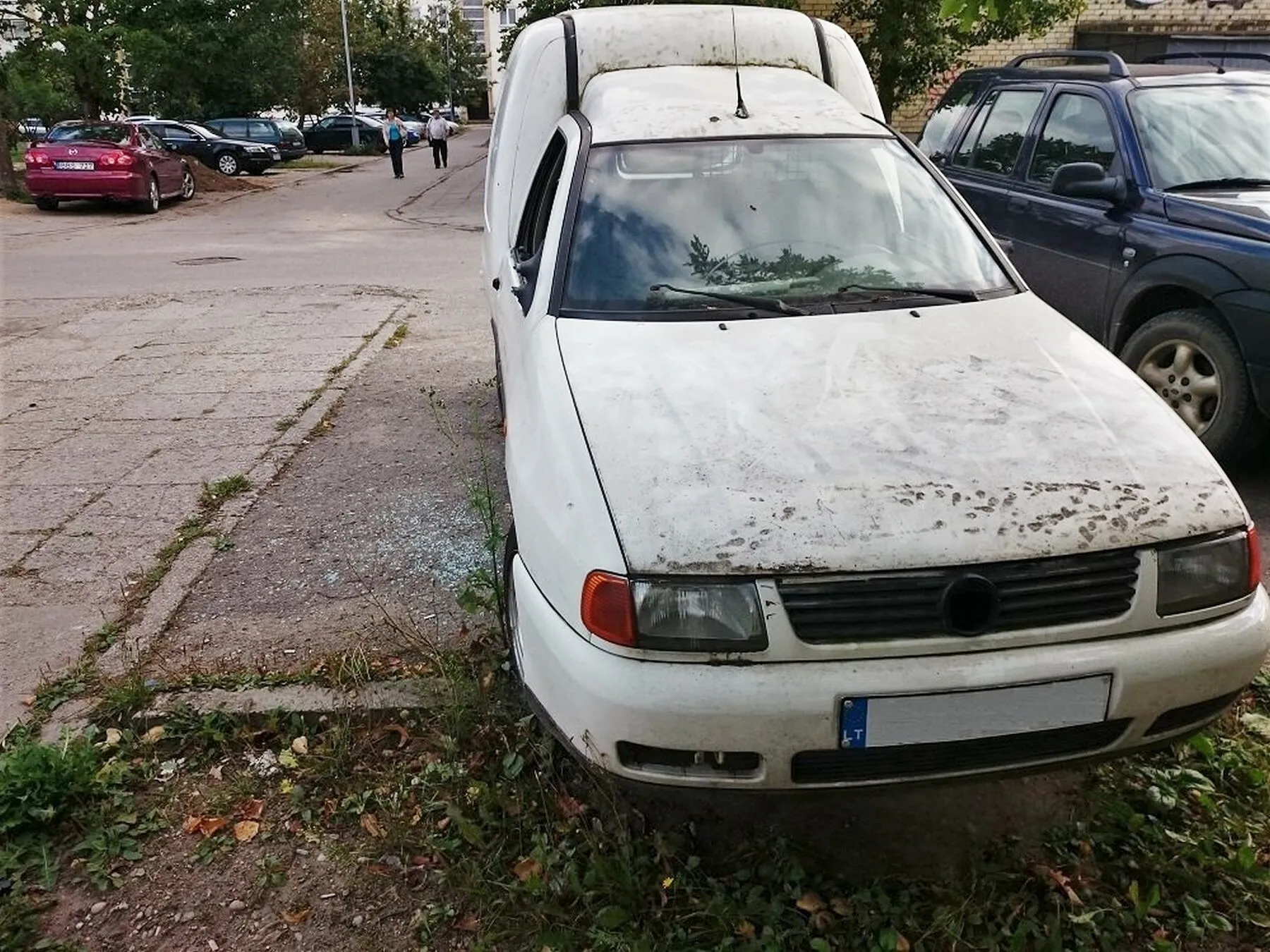 Apleisti automobiliai daugiabučių kiemuose