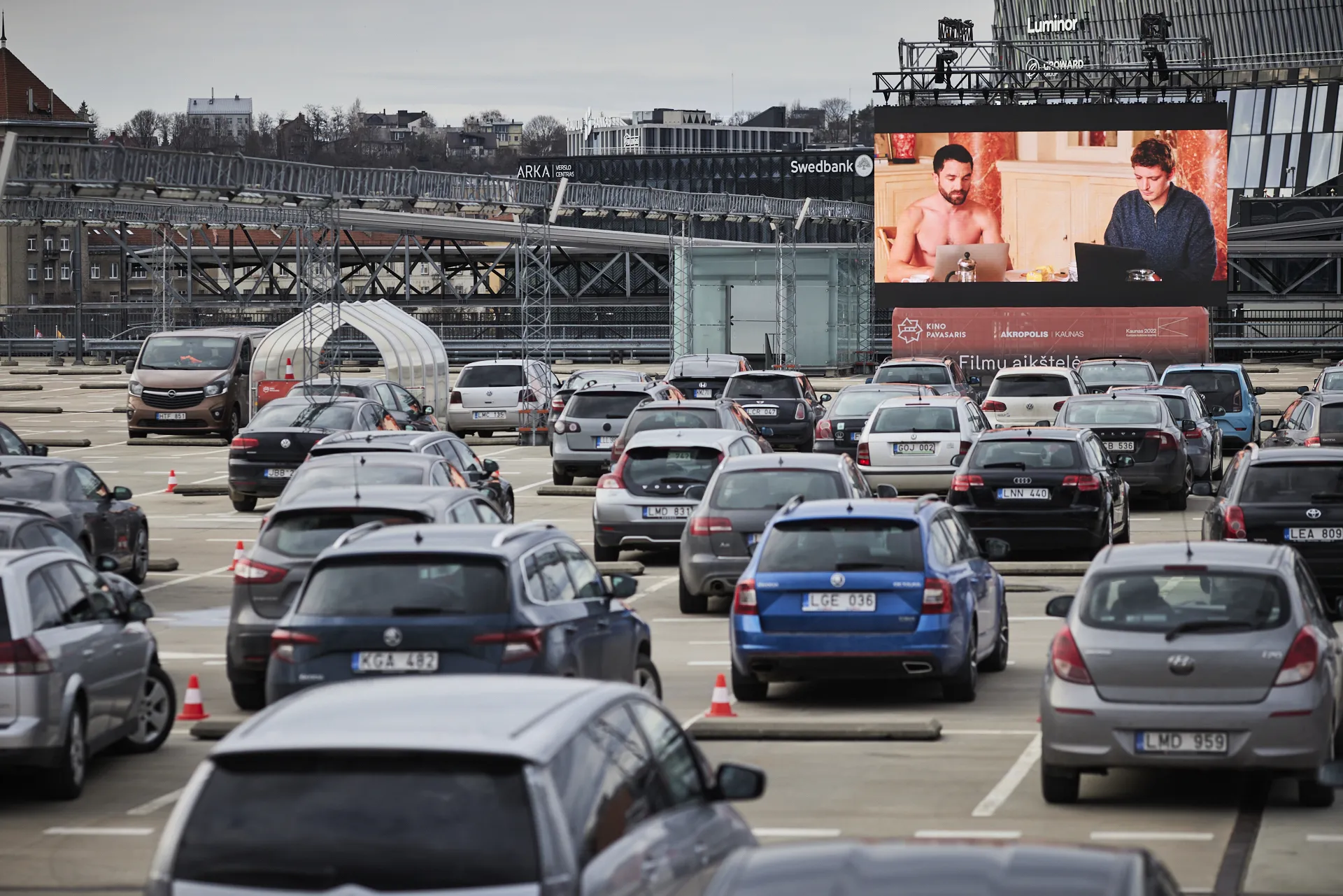 „Kino pavasario“ drive-in seansai ant „Akropolio“ aikštelės stogo