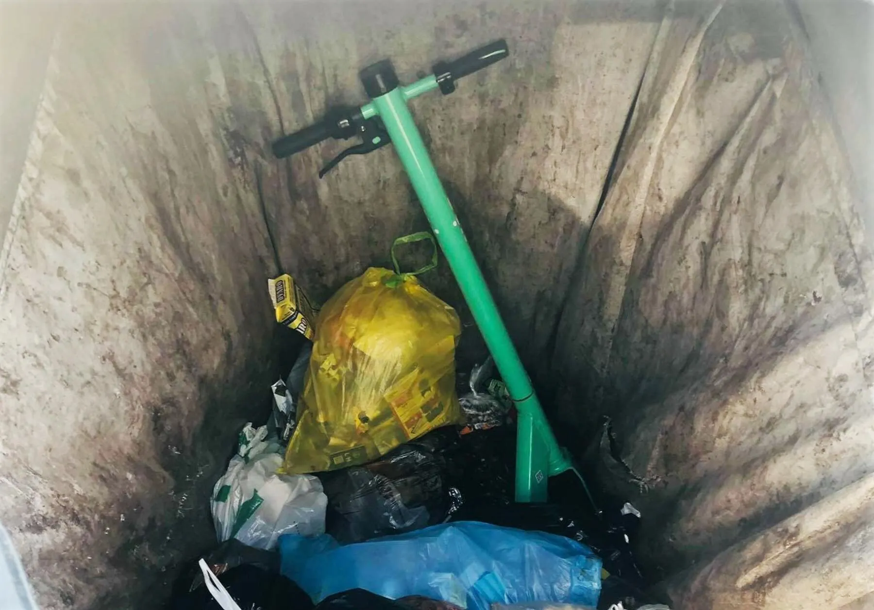 „Bolt“ paspirtukas požeminiame konteineryje