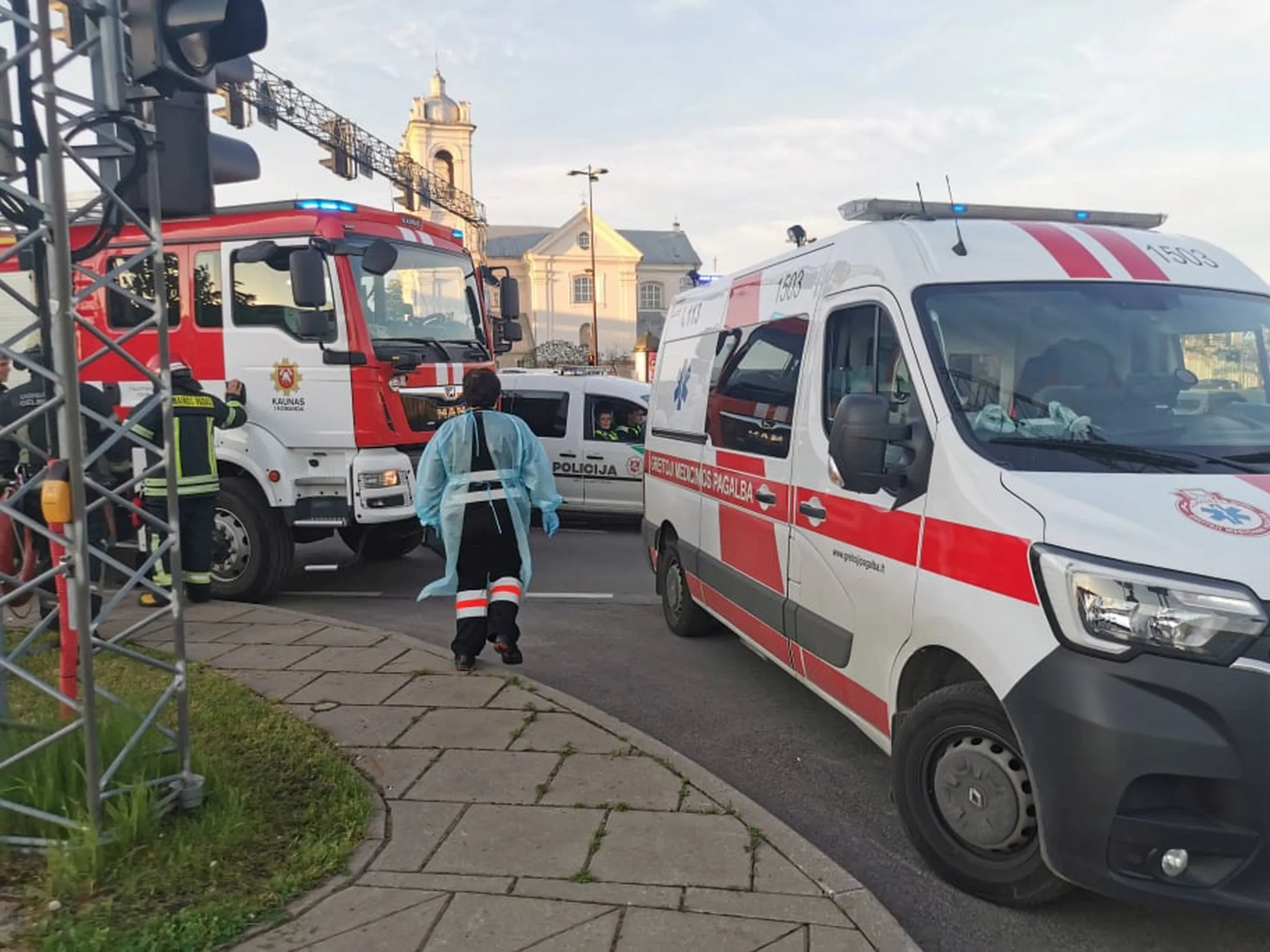 Tarnybų sujudimas prie Kauno geležinkelio tilto