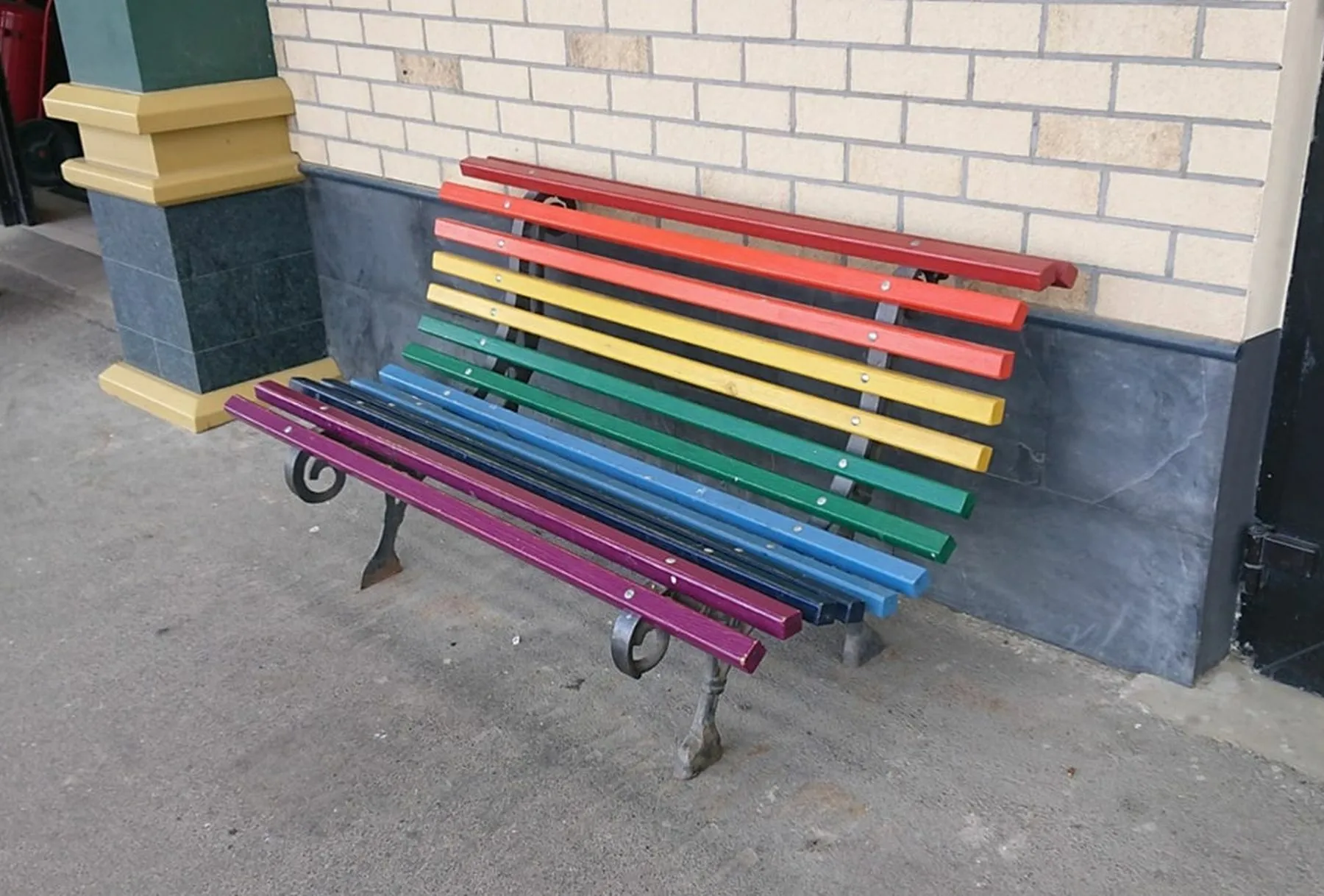 Spalvotas suolelis Urme