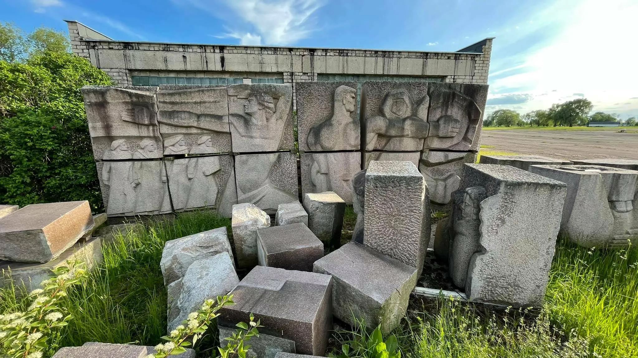 Vienybės aikštės stelos