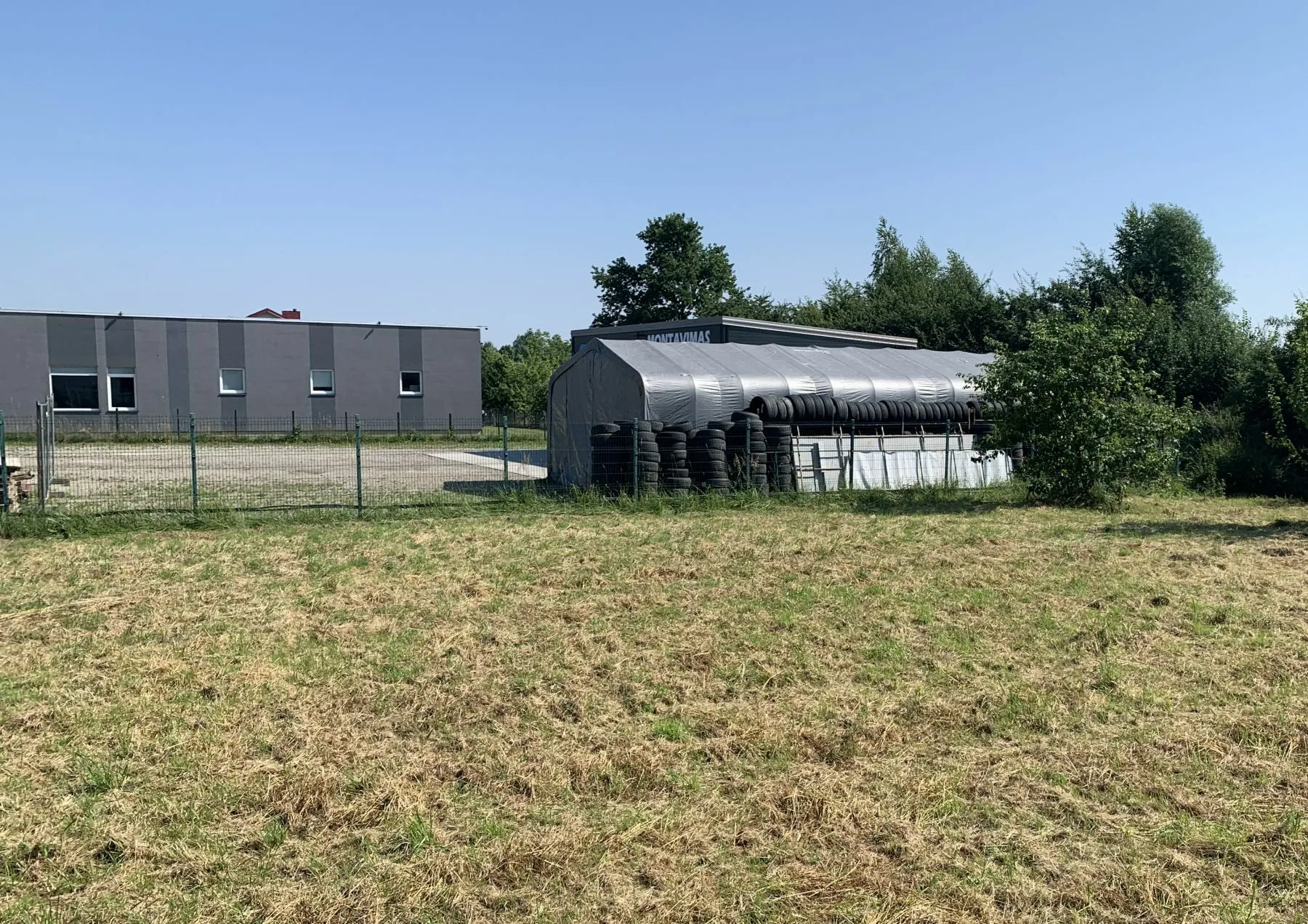 Nesaugiai sukrautos padangos Garliavoje