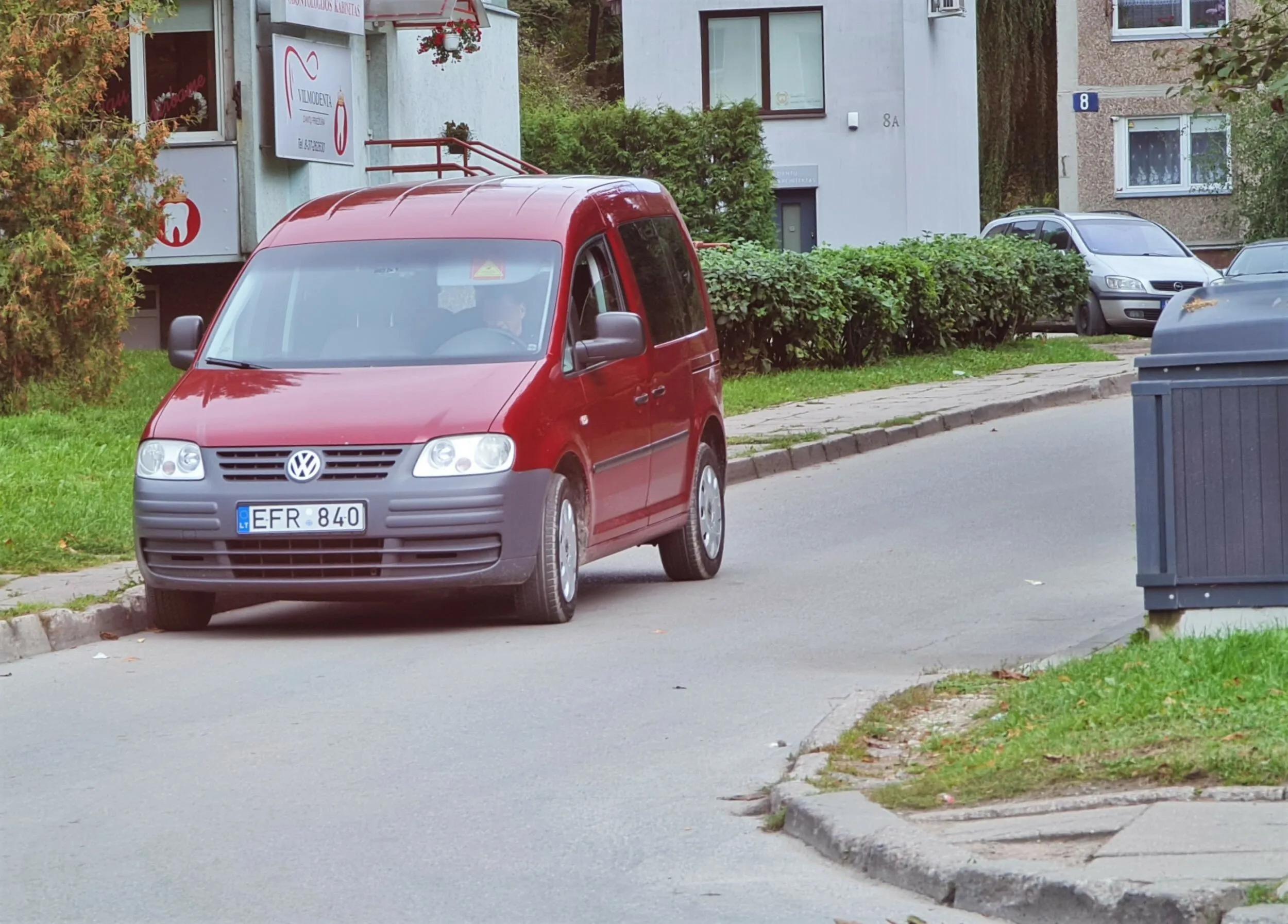 Nežymėtas policijos automobilis S. Žukausko gatvėje