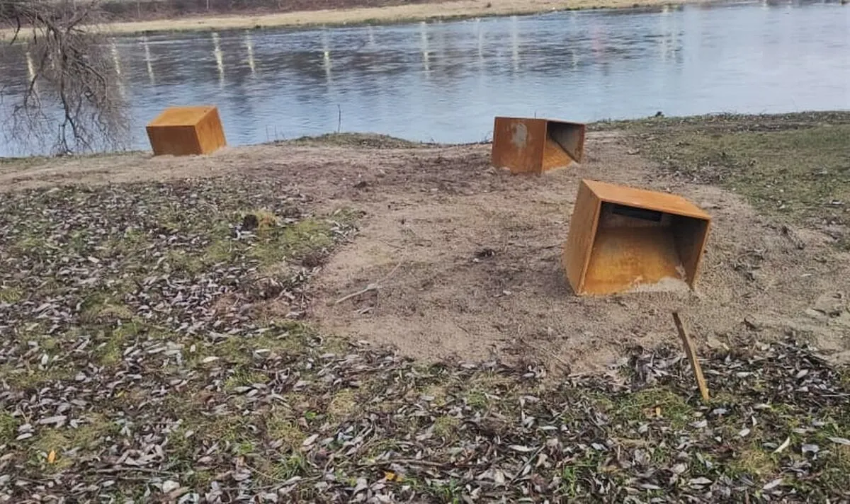 Rūdinti kubai Neries krantinės parke