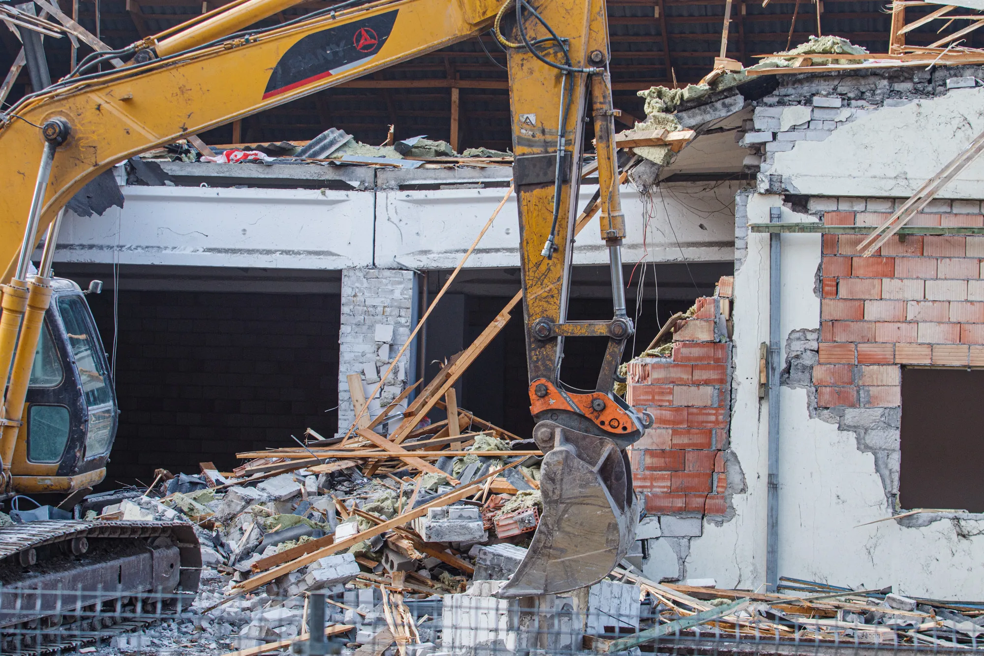 Griaunamas pastatas su absbesto stogo danga