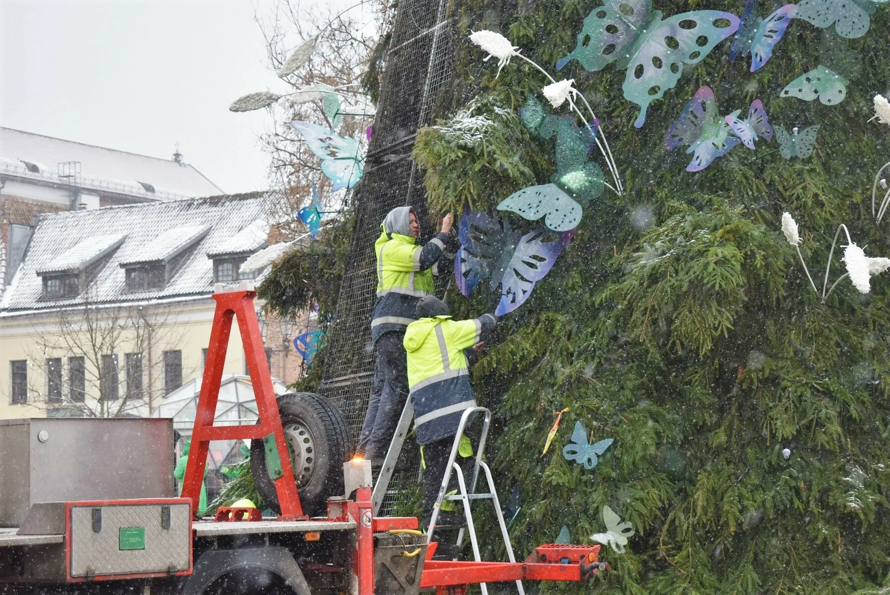 Apdegusi Kauno Kalėdų eglutė