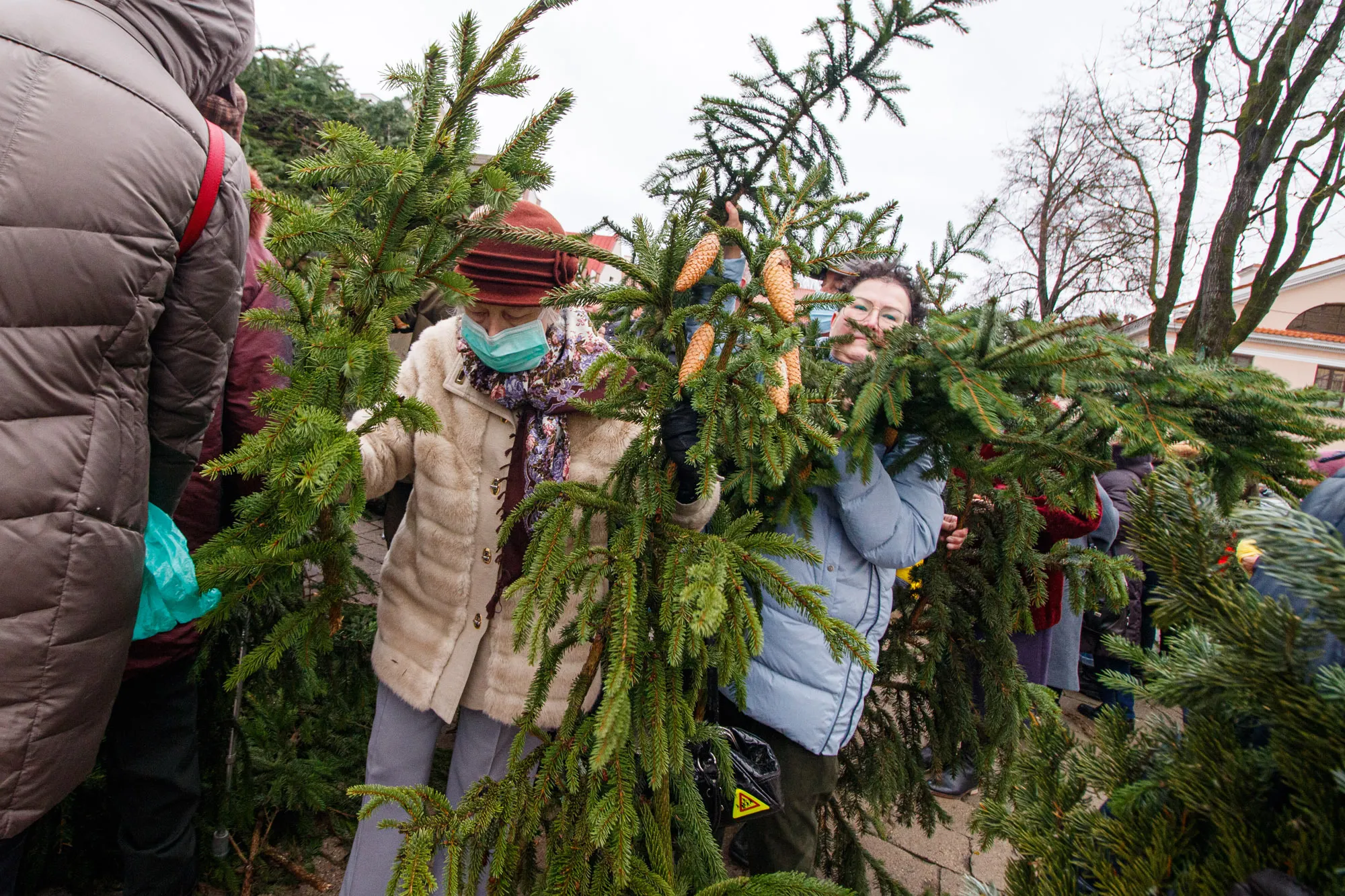 Eglišakių dalybos rotušės aikštėje