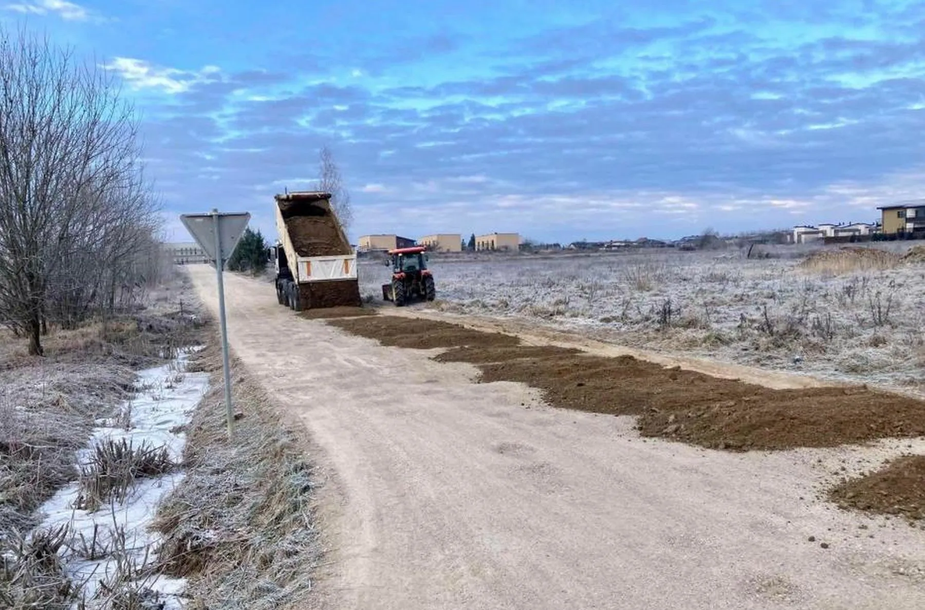 Užliedžiuose lyginami žvyrkeliai