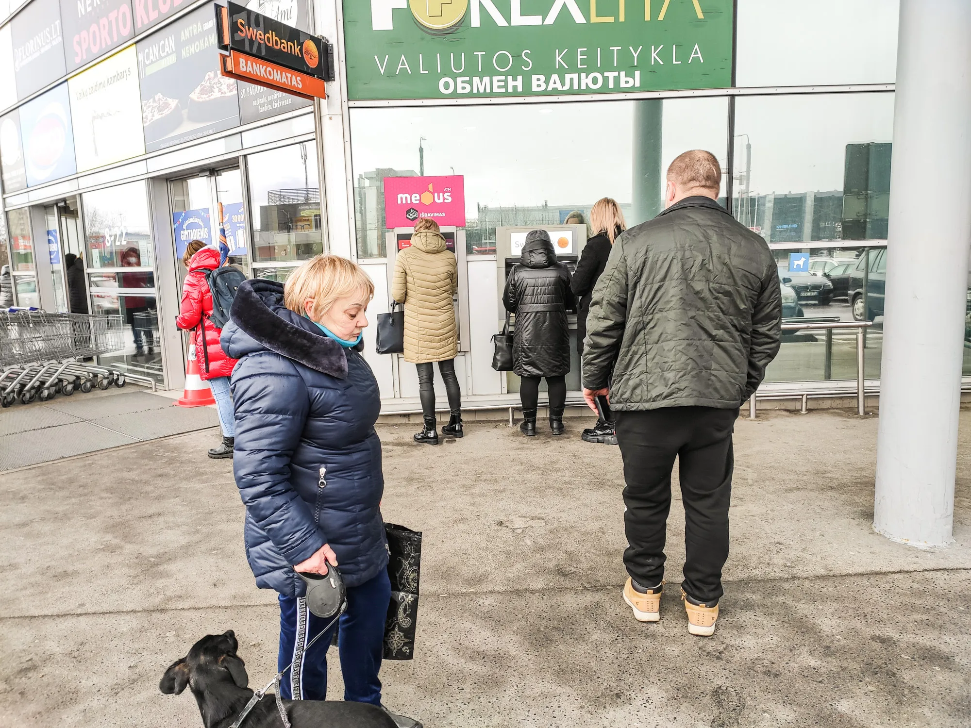 Eilės prie bankomatų