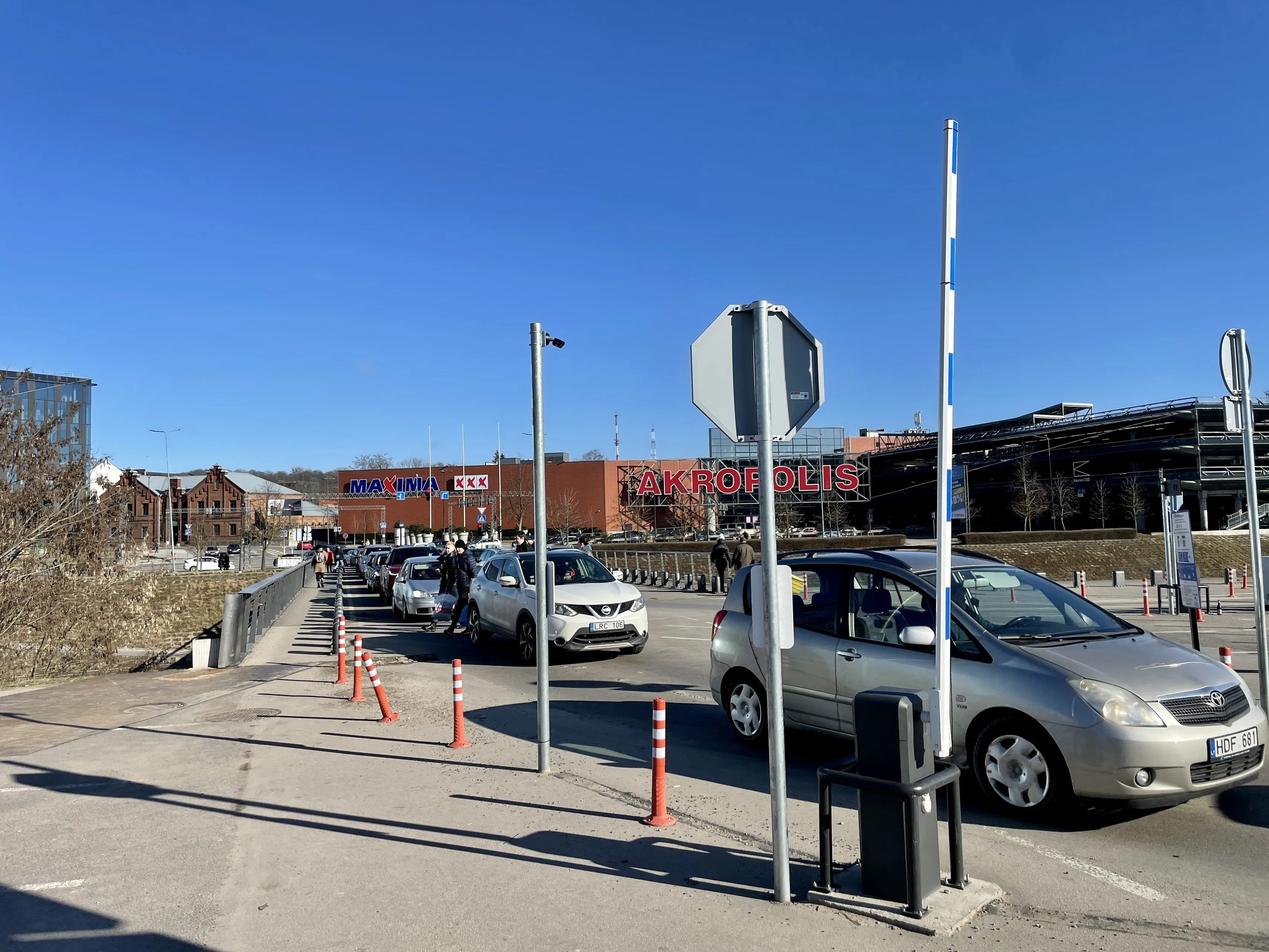 Prie Kauno „Žalgirio“ arenos kauniečiai aukoja daiktus Ukrainai