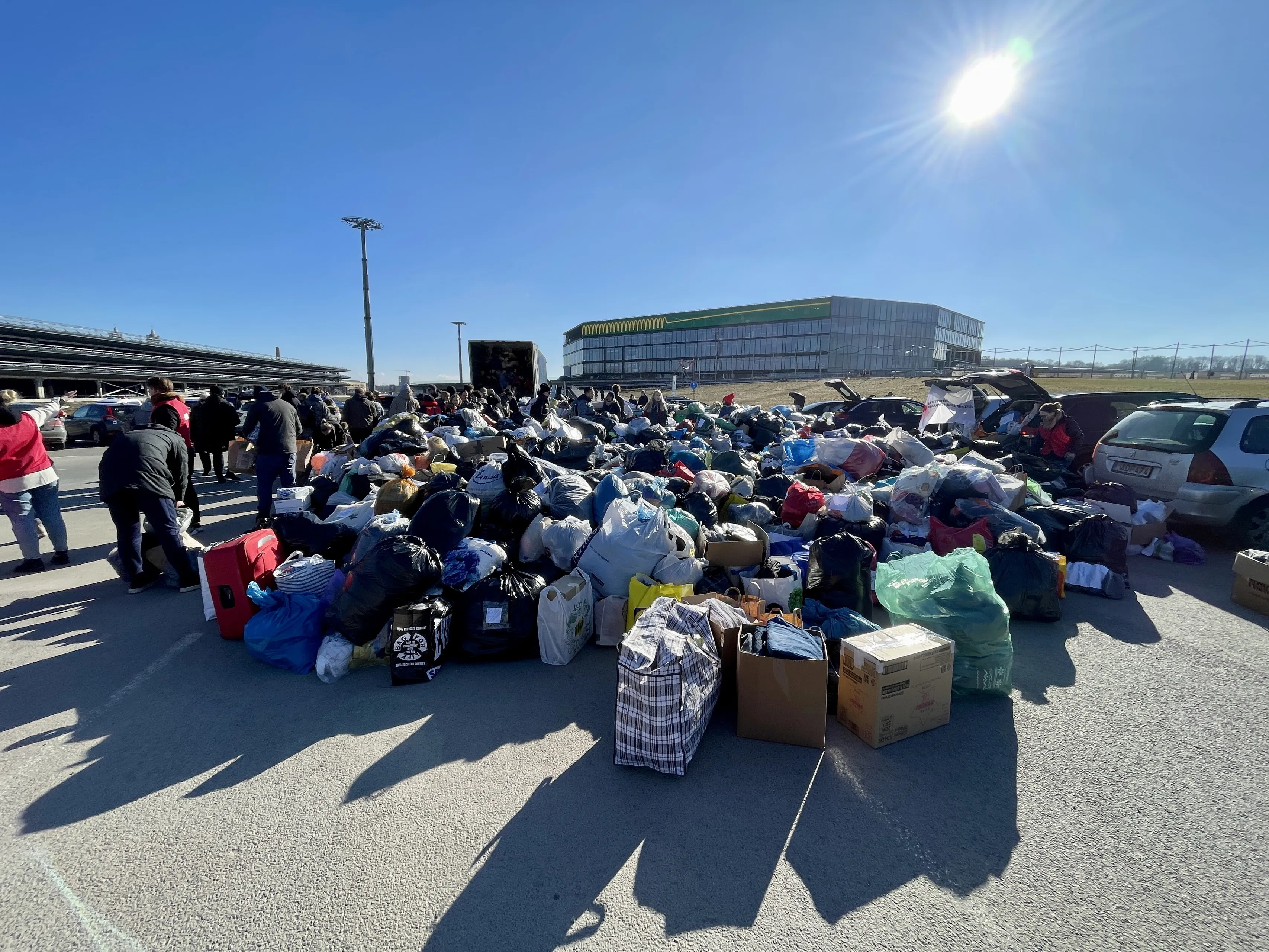Prie Kauno „Žalgirio“ arenos kauniečiai aukoja daiktus Ukrainai