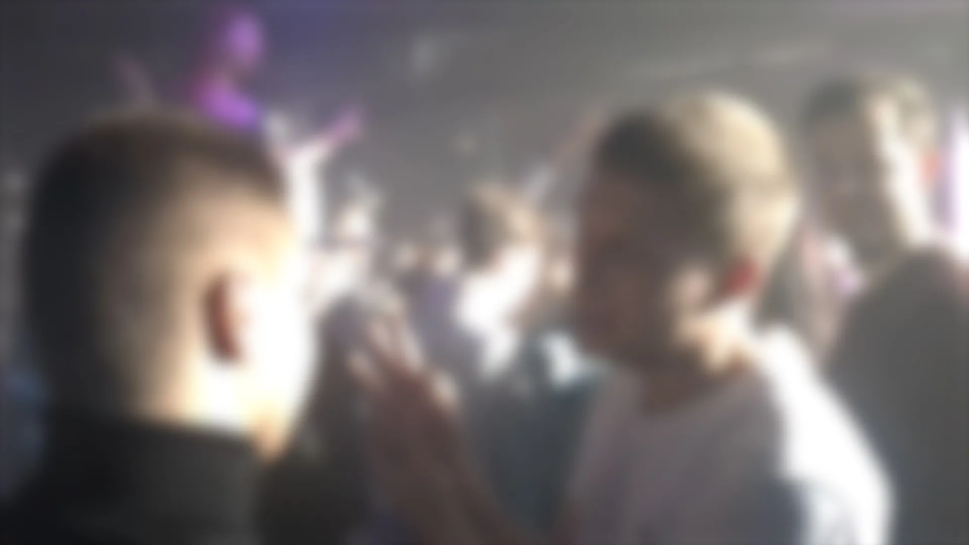 Kauniečiai klubuose linksminasi be kaukių