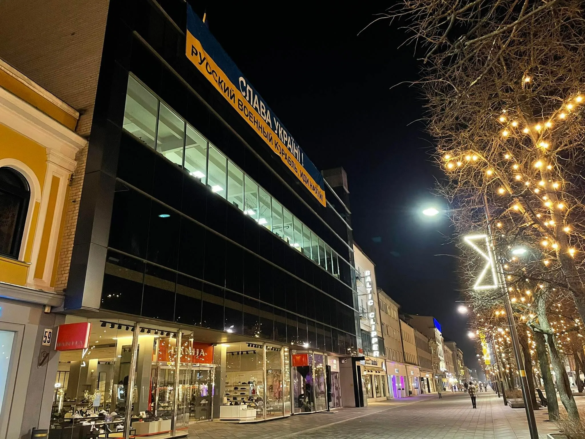 Laisvės alėjoje pakabintas plakatas