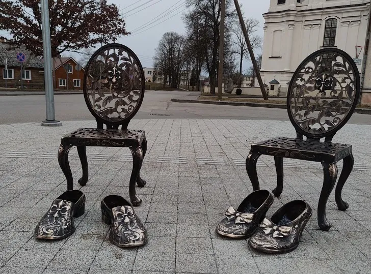 Bronzinių skulptūrų kompozicija „Pacų suoliukas ir batai“