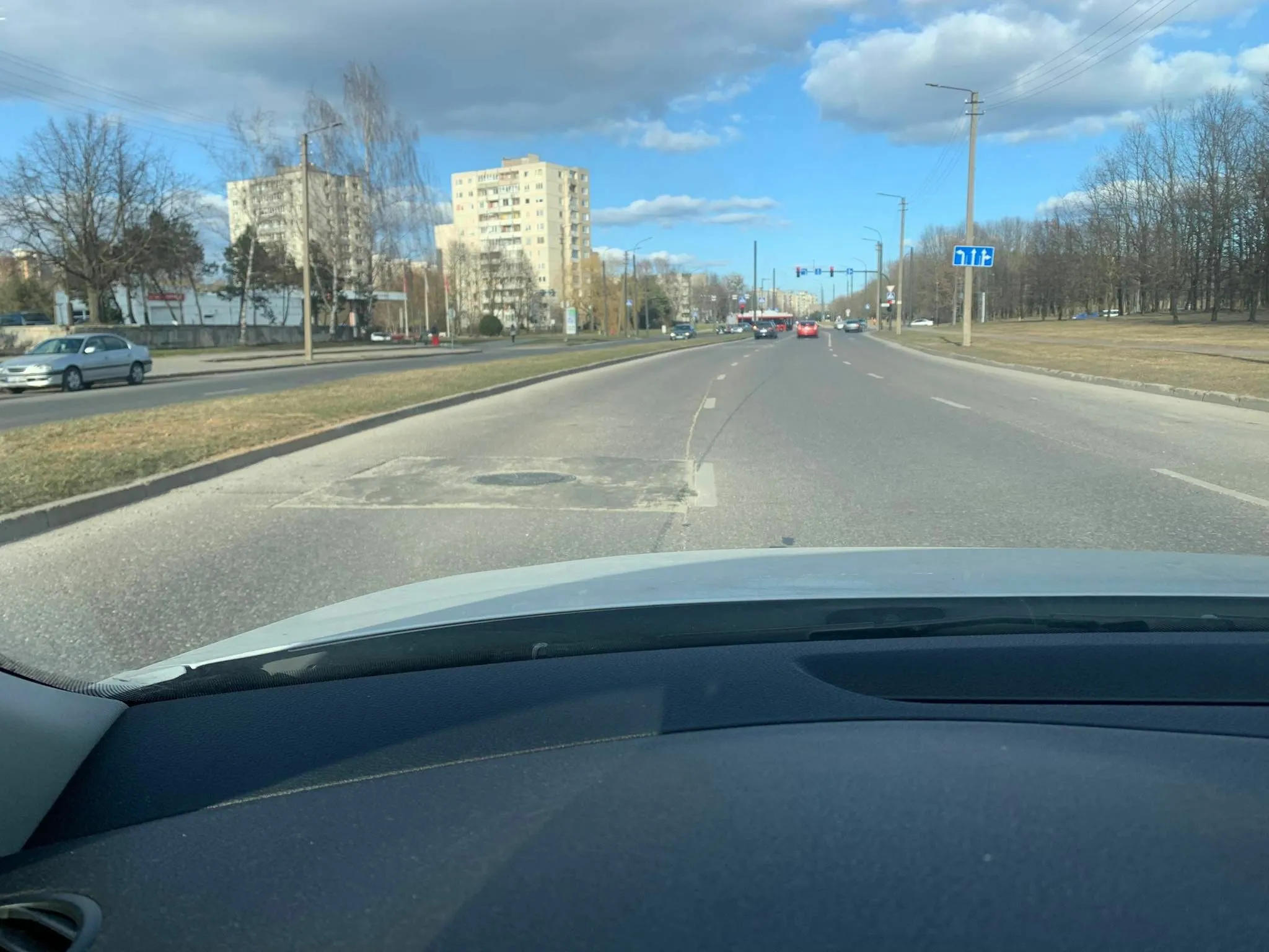 Užbetonuoti P. Lukšio gatvės šuliniai / Skaitytojų nuotr.