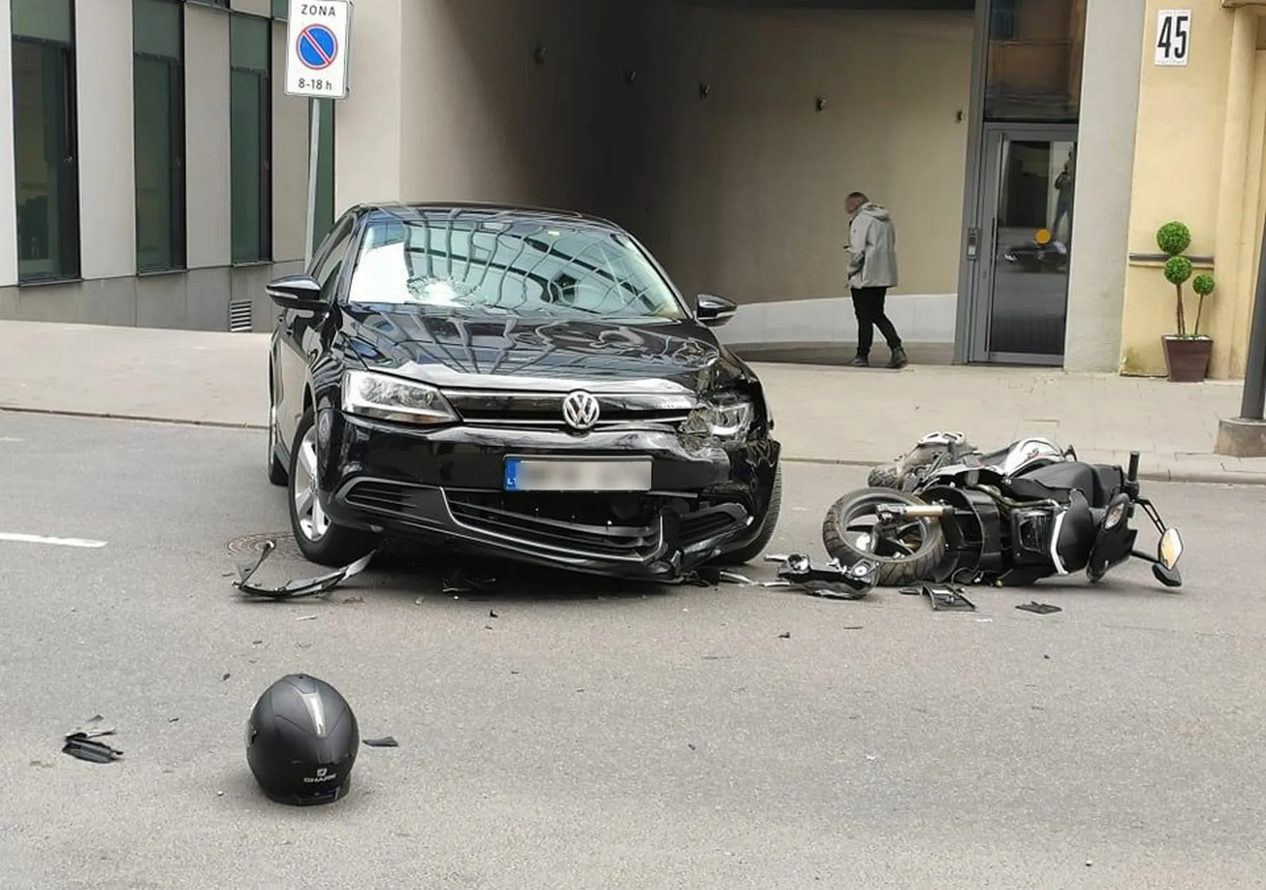 V. Putvinskio gatvėje susidūrė automobilis ir motociklas / Skaitytojo nuotr.