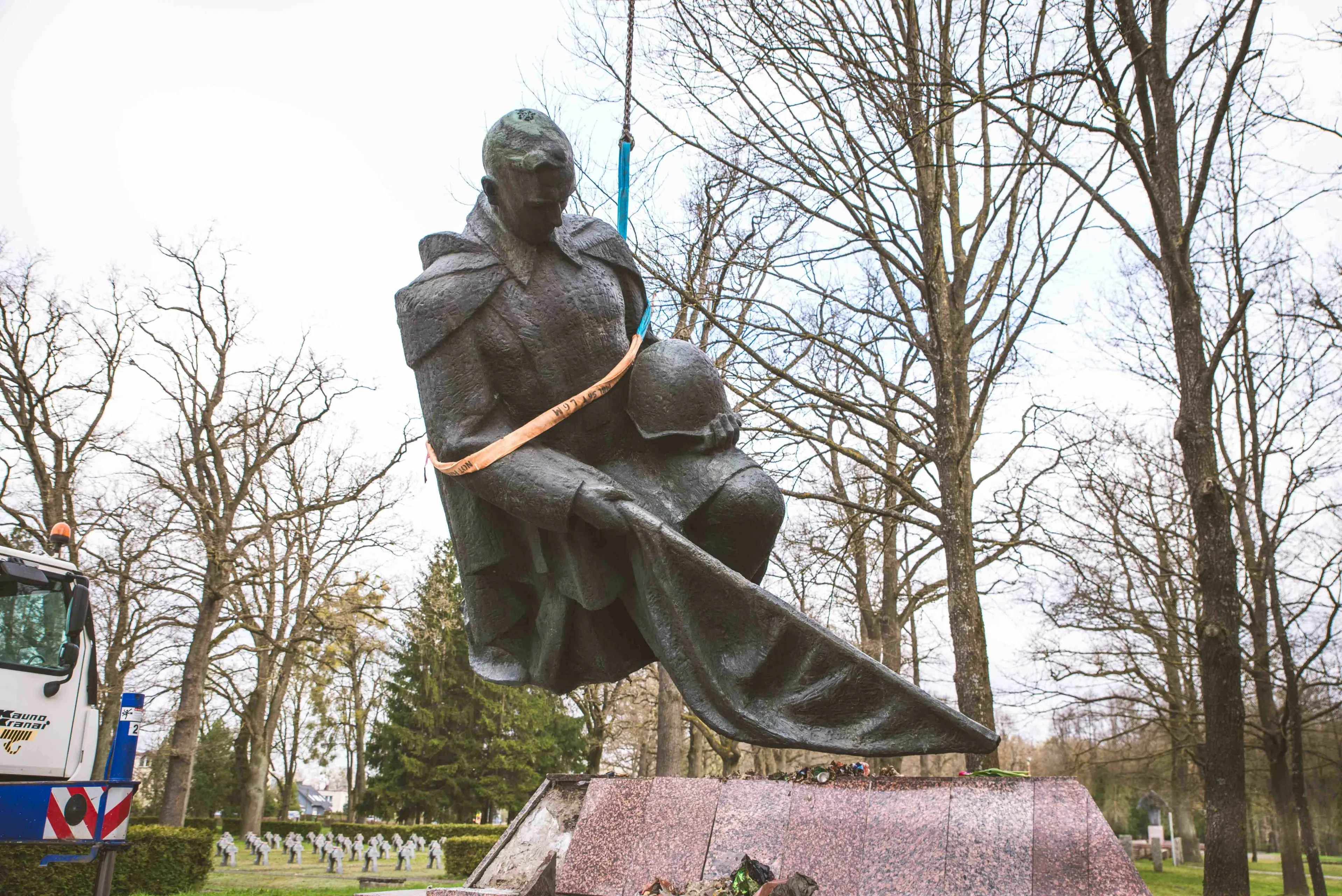  Aukštuosiuose Šančiuose demontuota skulptūra „Karys“ / Kaunas.lt nuotr.