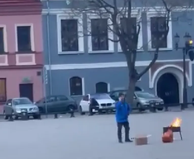 Grilis vidury Rotušės aikštės