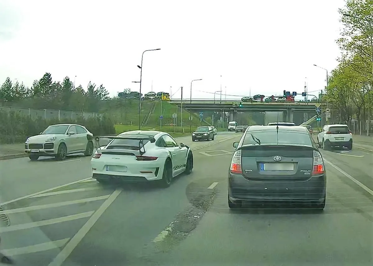 „Porsche“ manevras Jonavos gatvėje