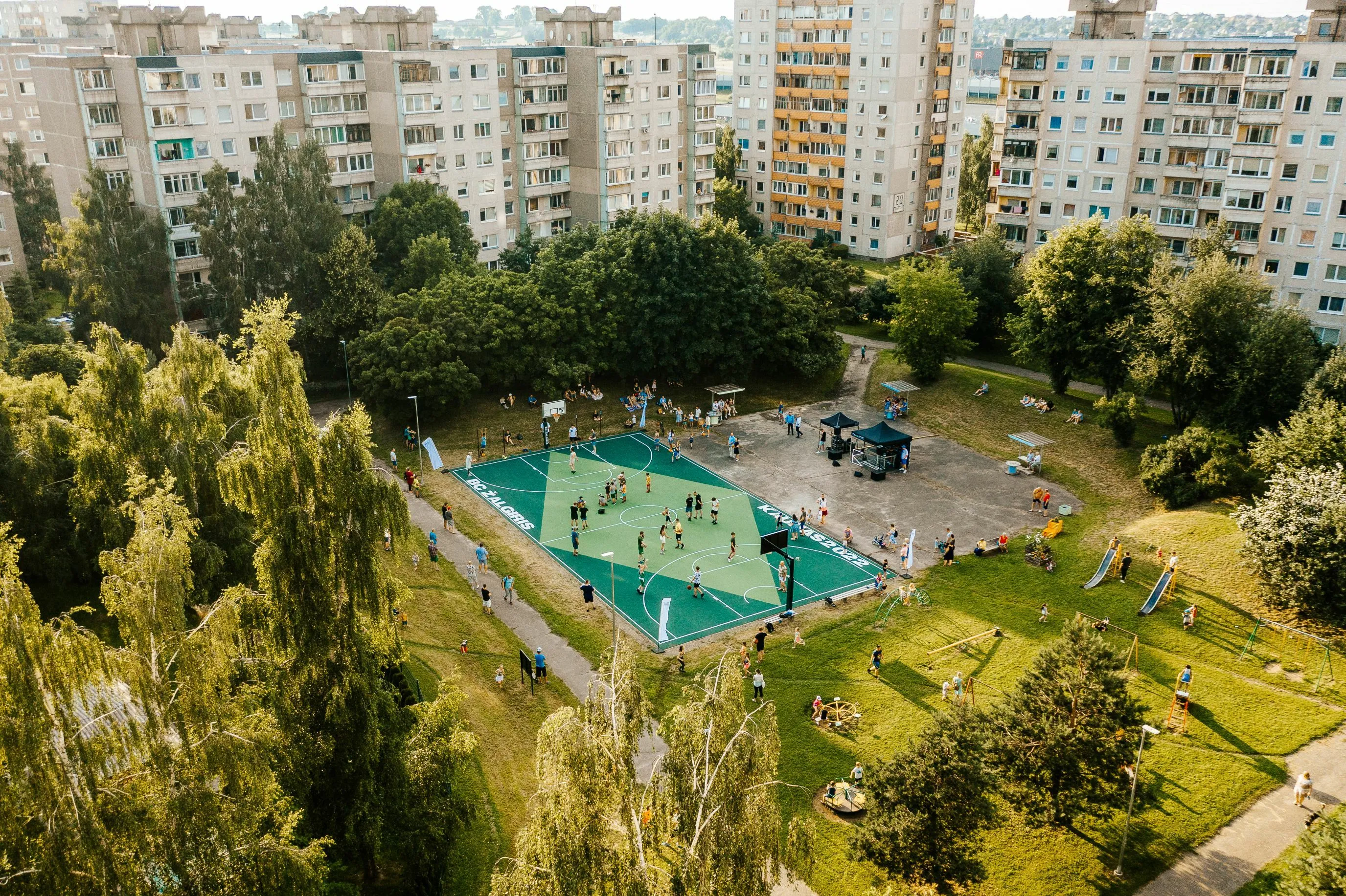 Šilainiuose atidaryta nauja krepšinio aikštelė