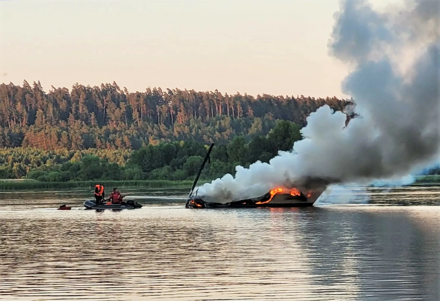 Nemune užsidegė jachta