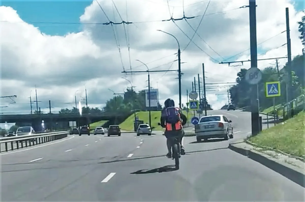 Elektrinis motociklas Nuokalnės gatvėje