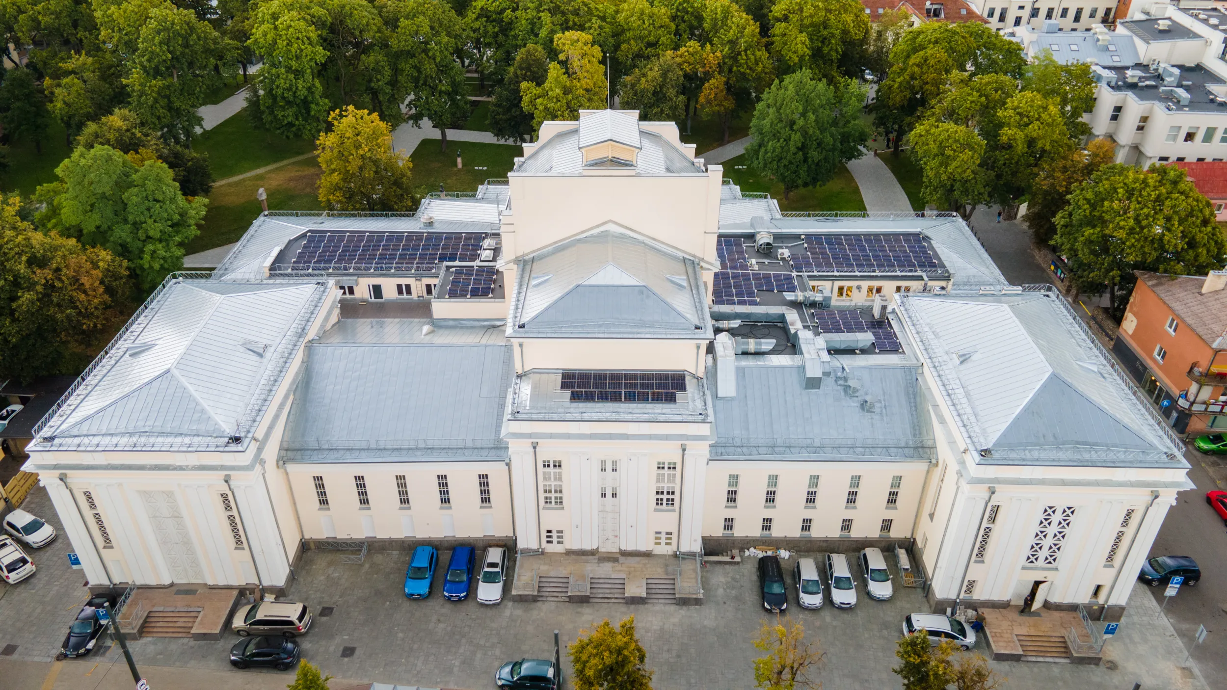 Saulės jėgainė ant muzikinio teatro stogo