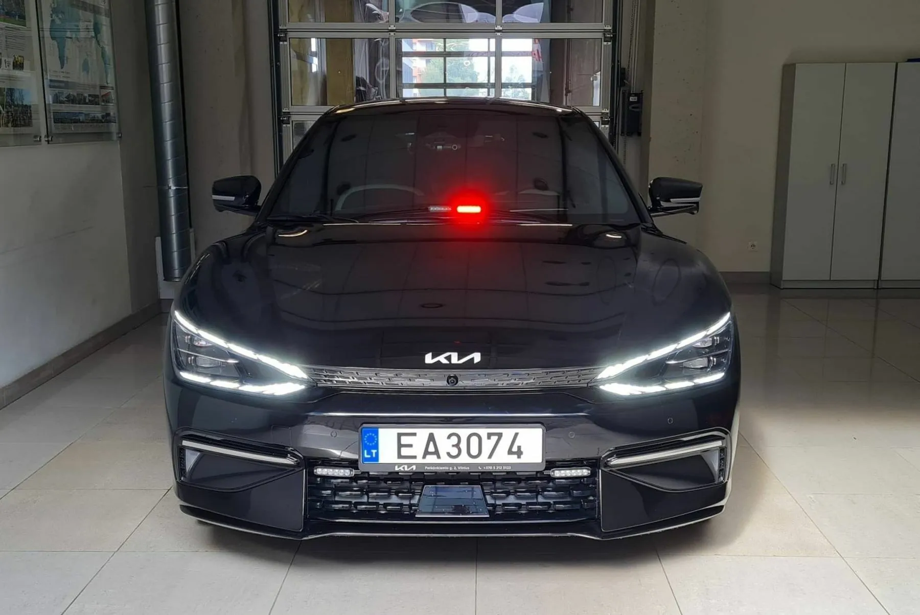 Nežymėtas policijos elektromobilis