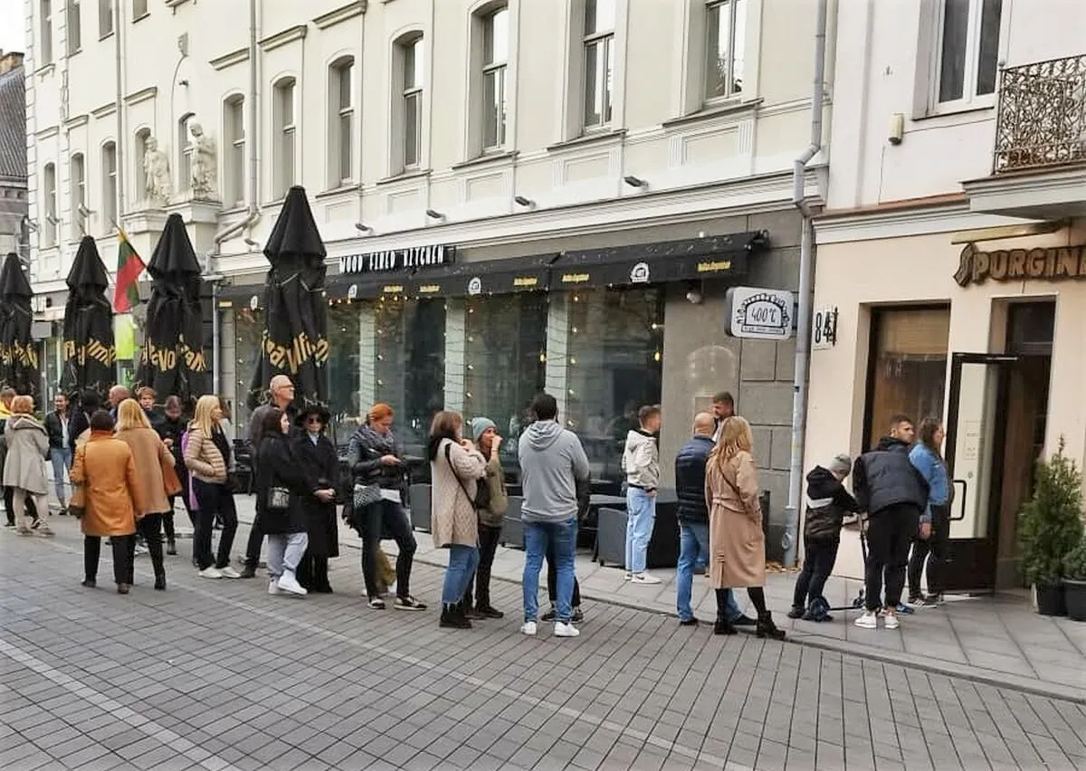 Žmonių eilė prie „Spurginės“