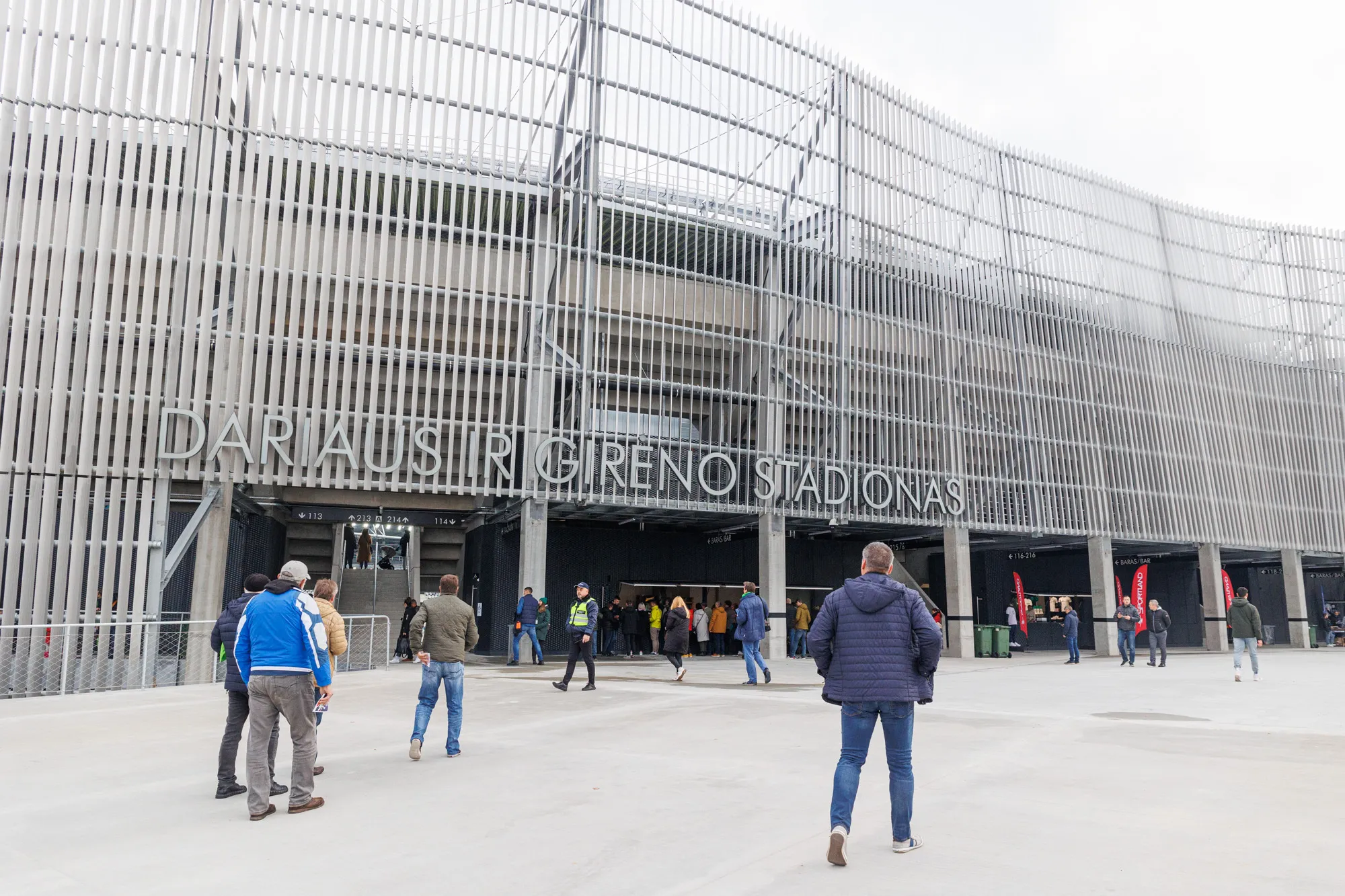 Žmonės renkasi į stadioną