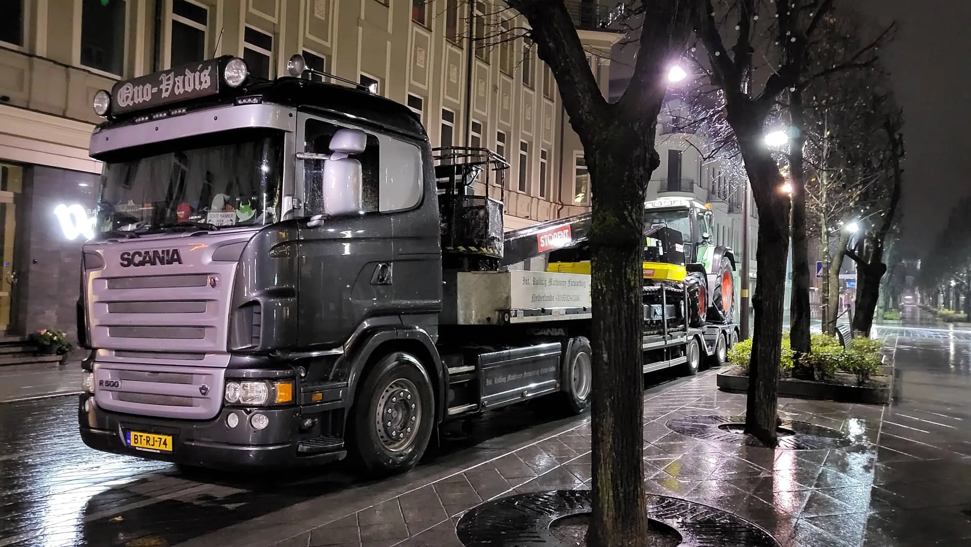 Olandiškas vilkikas Laisvės alėjoje