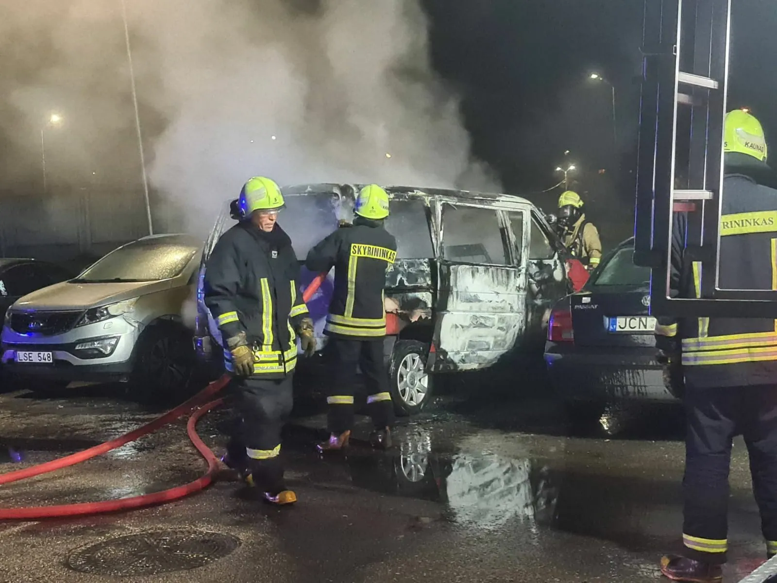 Baltijos g. degė automobiliai / Skaitytojo nuotr.