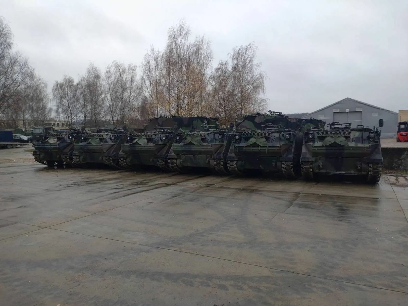 Lietuva Ukrainai perdavė dar 12 šarvuočių / LK nuotr.