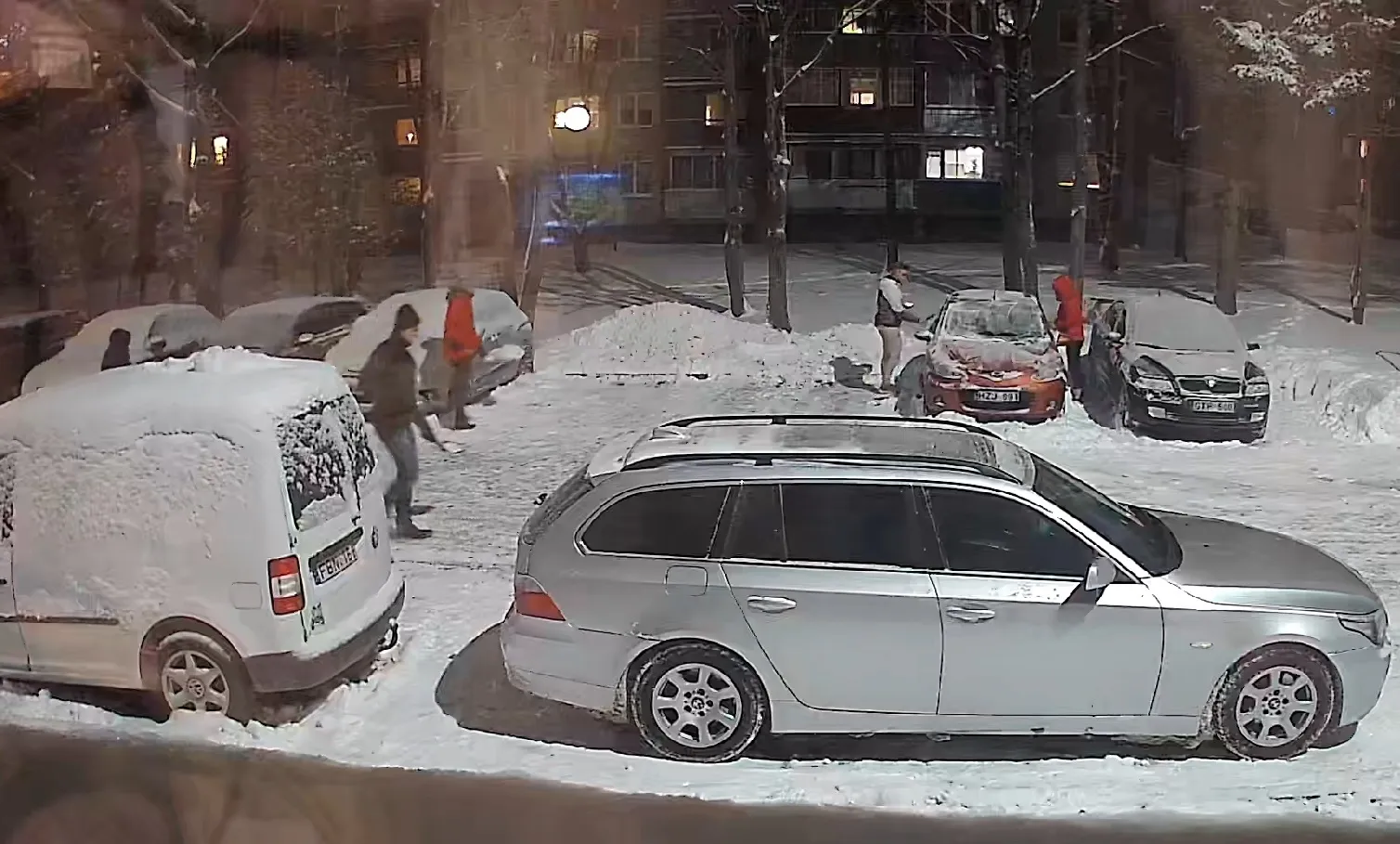 Sniegą valantys kaimynai