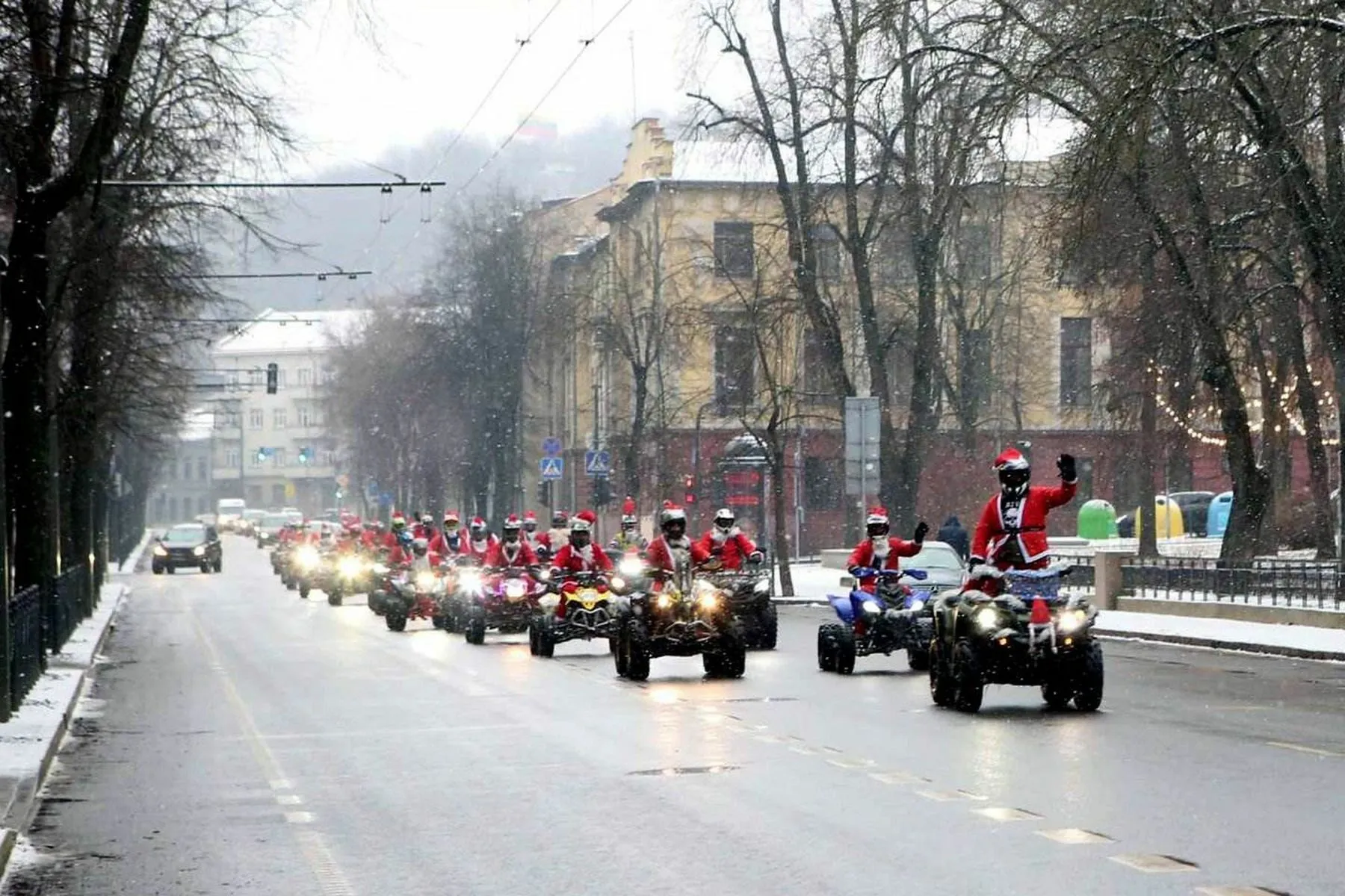 Kalėdų Seneliai su keturračiais