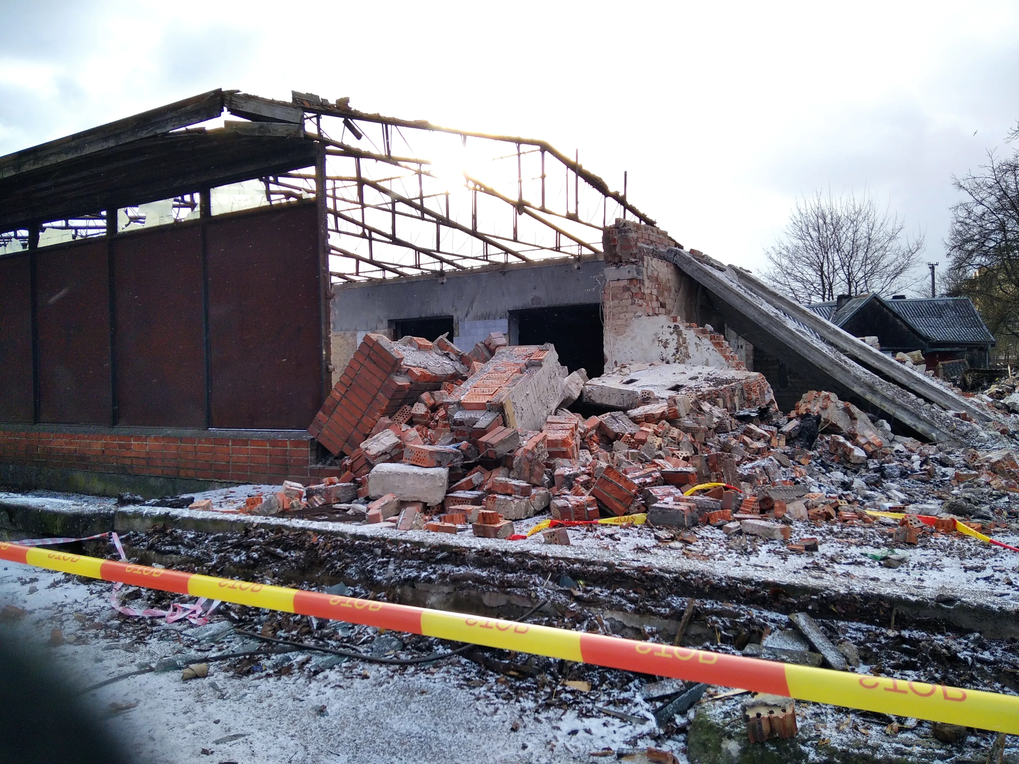 Žemaičių plente griaunama parduotuvė